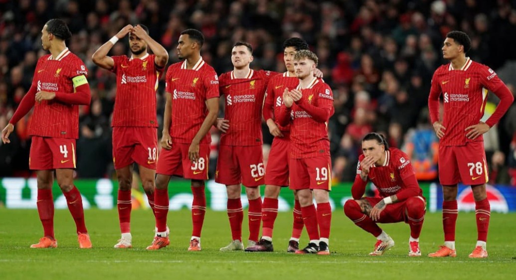 Pemain Liverpool meratapi hasil adu penalti di 16 besar Liga Champions melawan PSG, tadi malam.