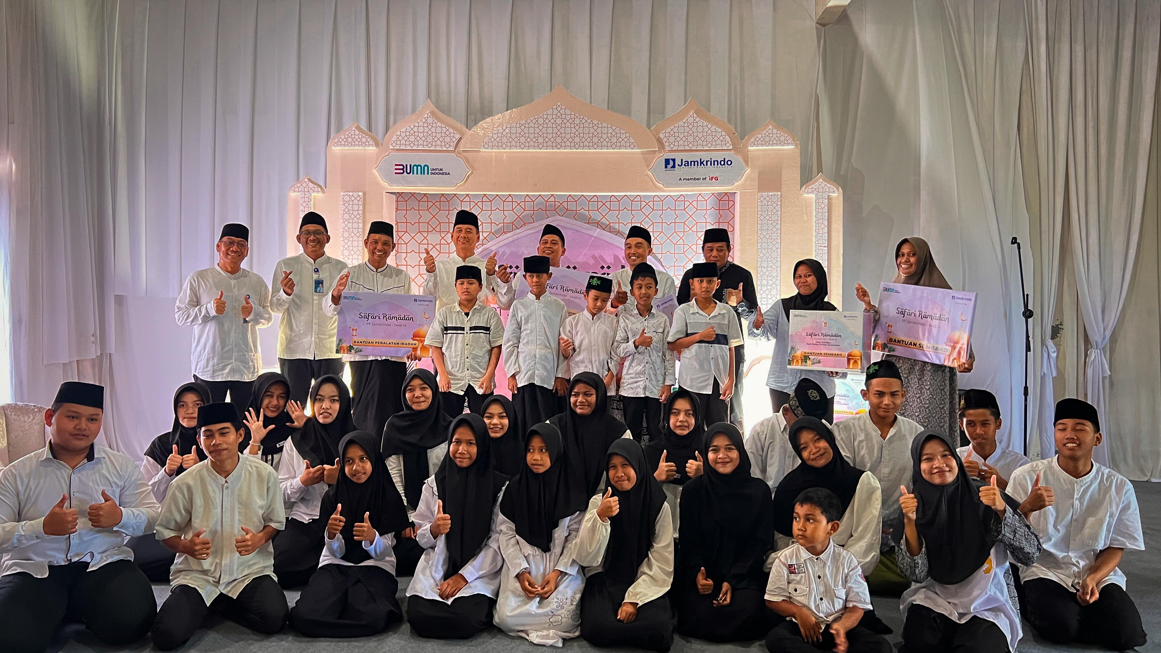 BERKAH: PT Jamkrindo melaksanakan Safari Ramadhan dengan berbagai kegiatan sosial pembagian ribuan paket sembako.