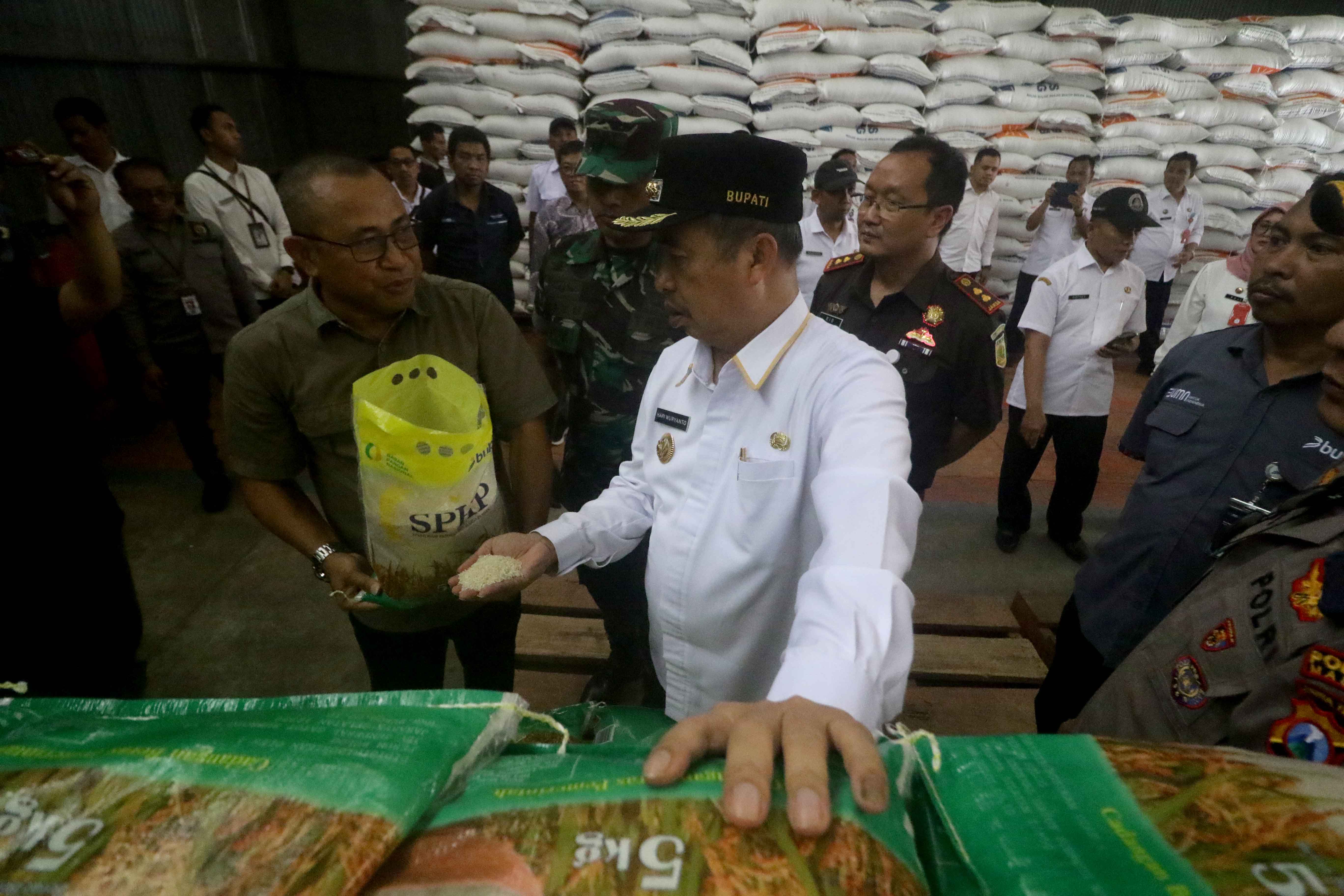 Bupati Madiun Hari Wuryanto meninjau stok beras.