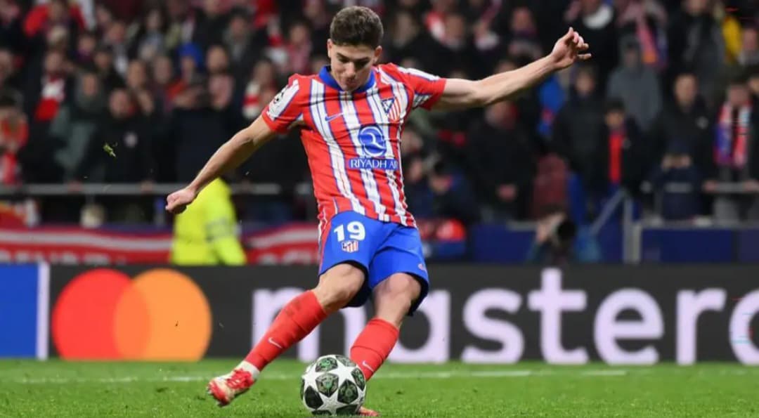 Striker Atletico Madrid Julian Alvarez menenang penalti ke gawang Real Madrid.