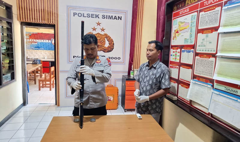 PERKARA: Kapolsek Siman AKP Nanang Budianto mengamankan barang bukti senapan angin yang digunakan pelaku.