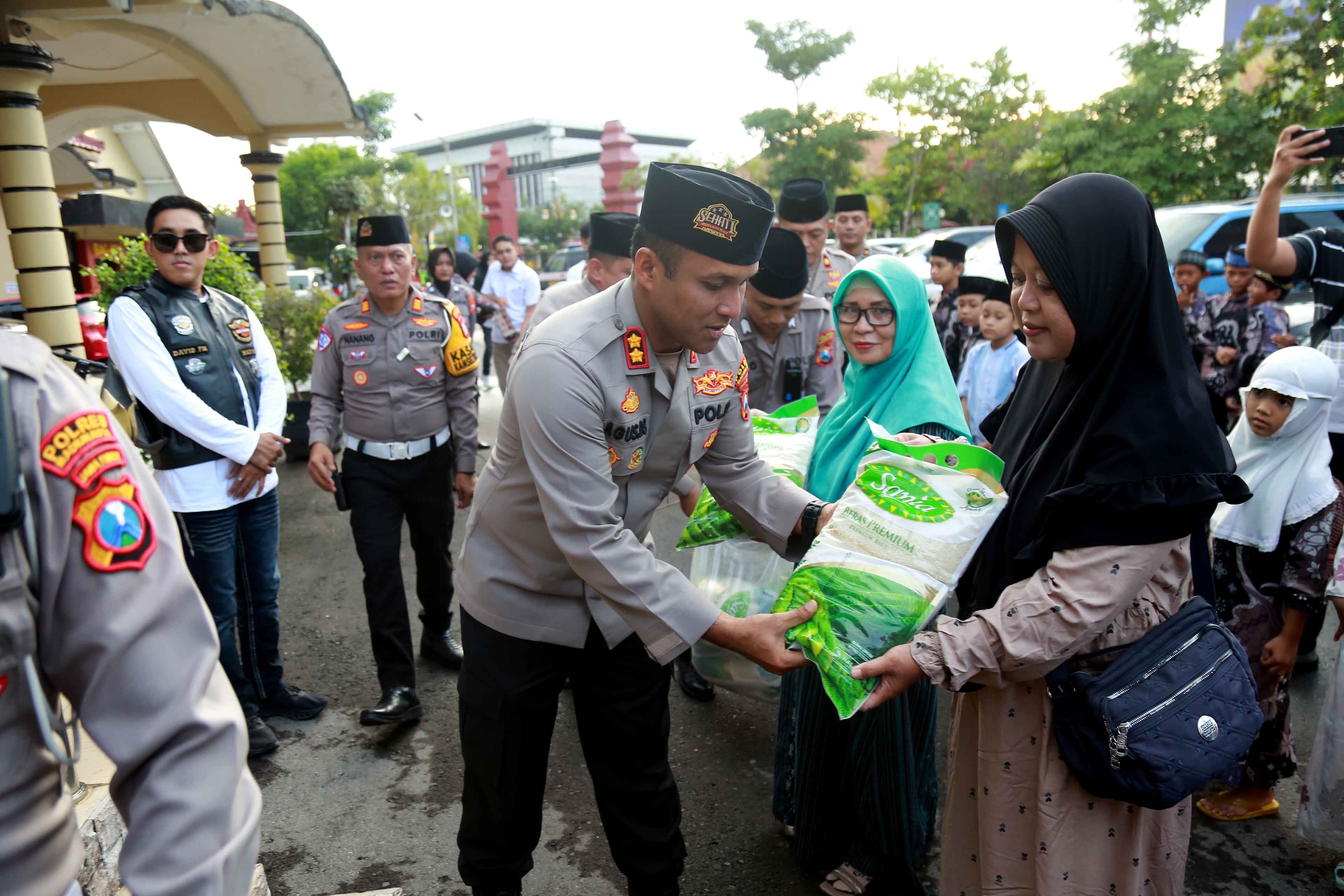PEDULI: Kapolres Madiun Kota AKBP Agus Dwi Suryanto menyerahkan bingkisan.