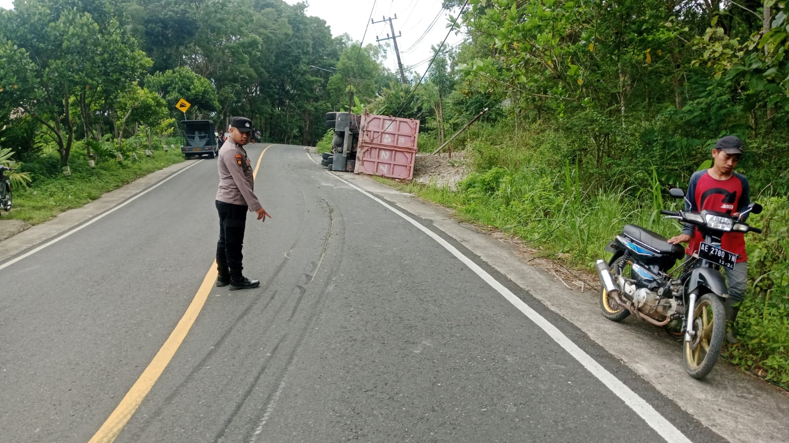 Polisi melakukan olah TKP di tempat tergulingnya truk tronton bermuatan kapur di Pacitan.