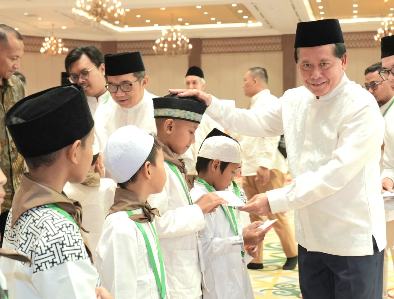 Direktur Utama BSI Hery Gunardi  saat memberikan santunan kepada anak-anak yatim di JCC Senayan Jakarta, Jumat (14/03).