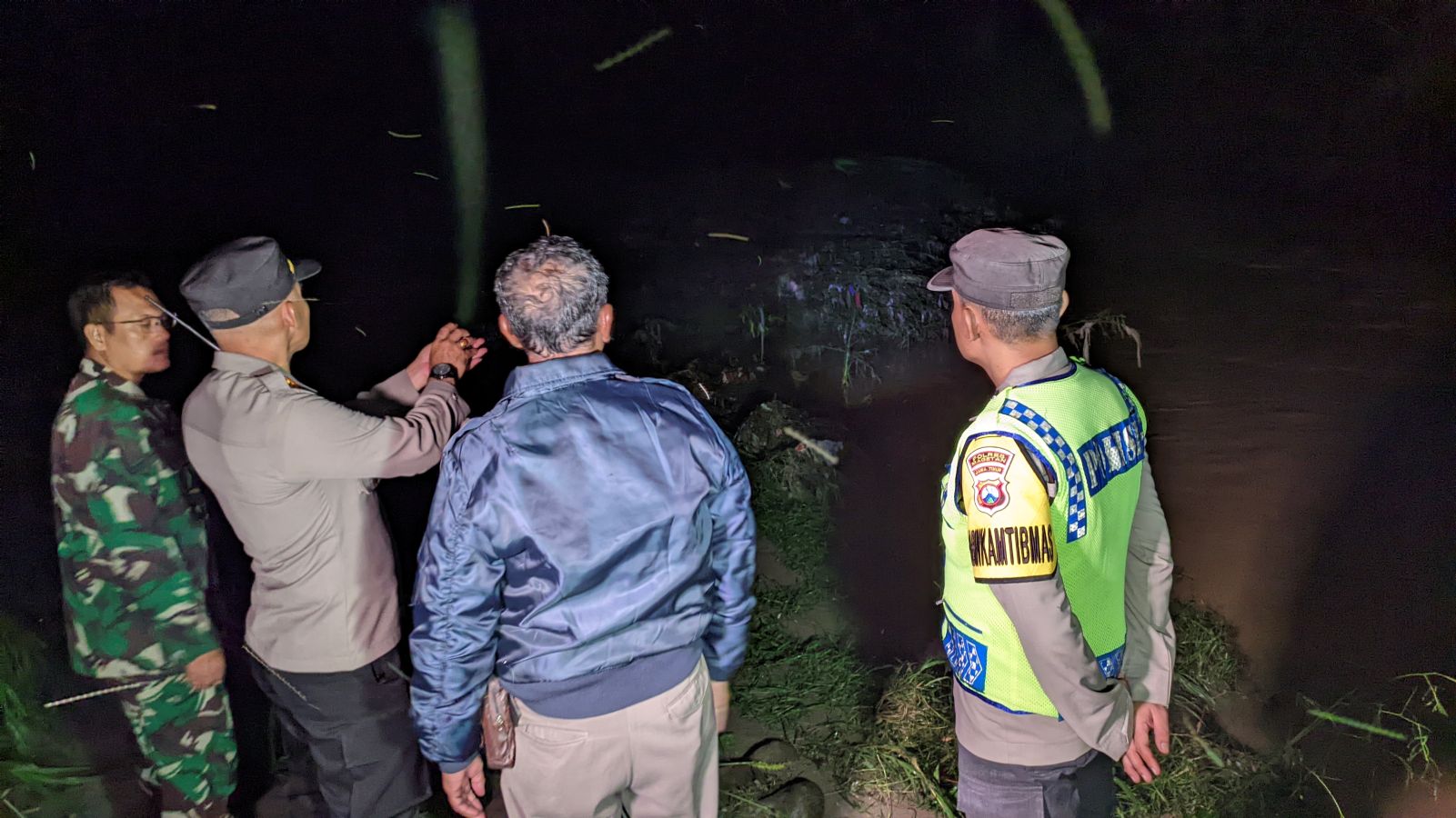 PENCARIAN: Petugas melakukan pencarian pemuda yang terseret arus Sungai Gonggang, pada Sabtu 15 Maret 2025 sore.