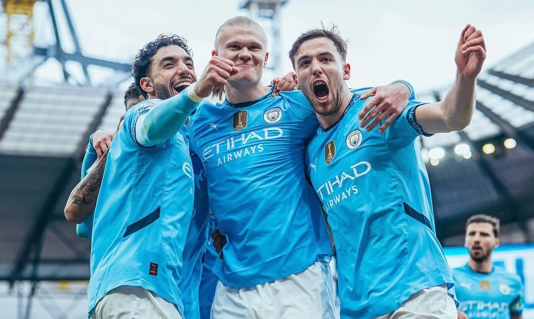 Para pemain Manchester City merayakan gol Erling Haaland.