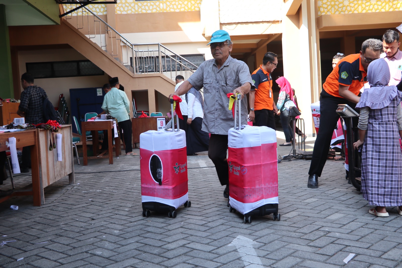 CJH Ponorogo menyiapkan koper sebelum berangkat ke Tanah Suci tahun lalu. DOK RADAR PONOROGO