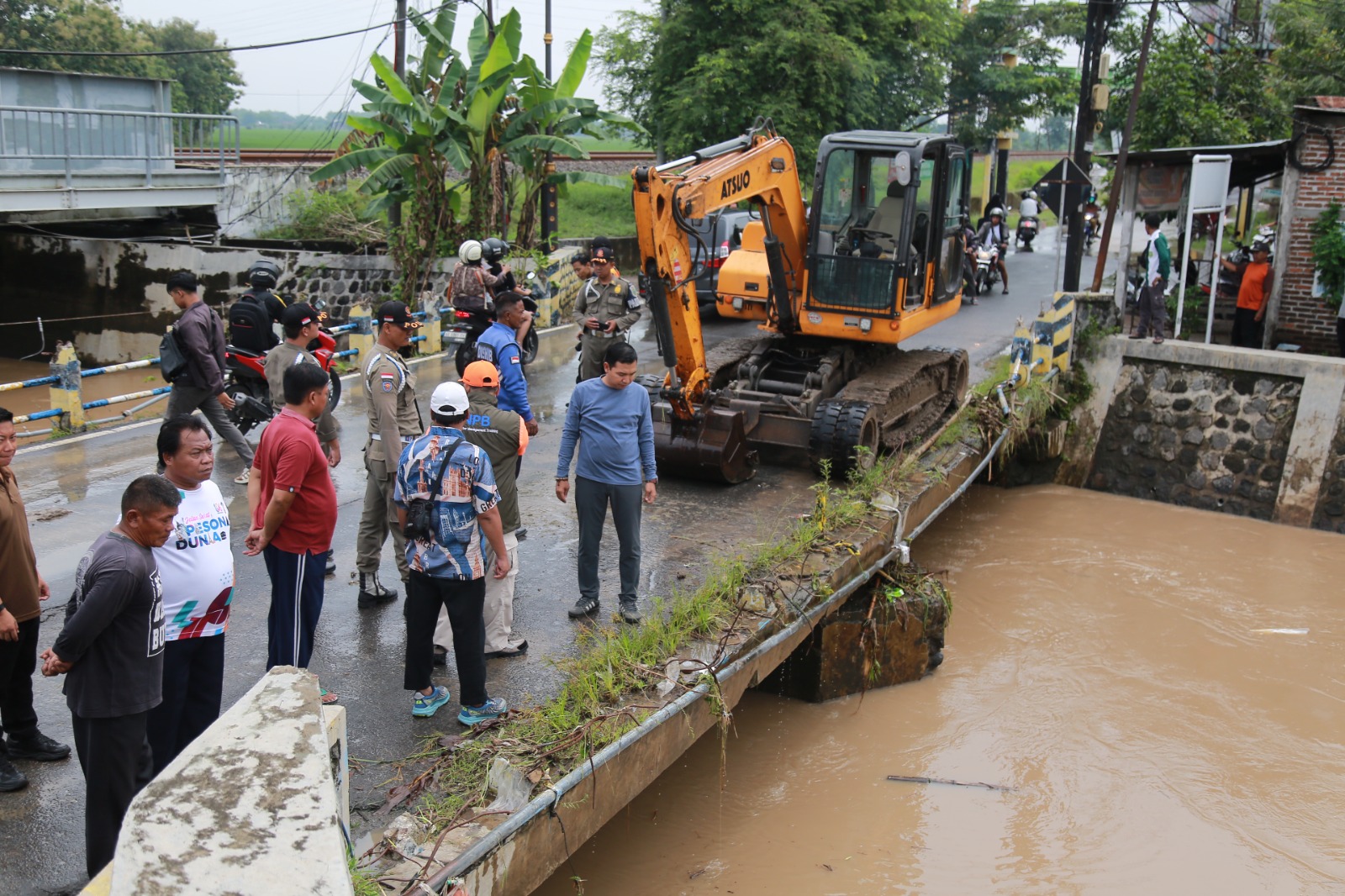 Wawali Kota Madiun F Bagus Panuntun meninjau pagar jembatan yang amblas diterjang banjir, Minggu (16/3). FOTO: BAGAS BIMANTARA/RADAR MADIUN