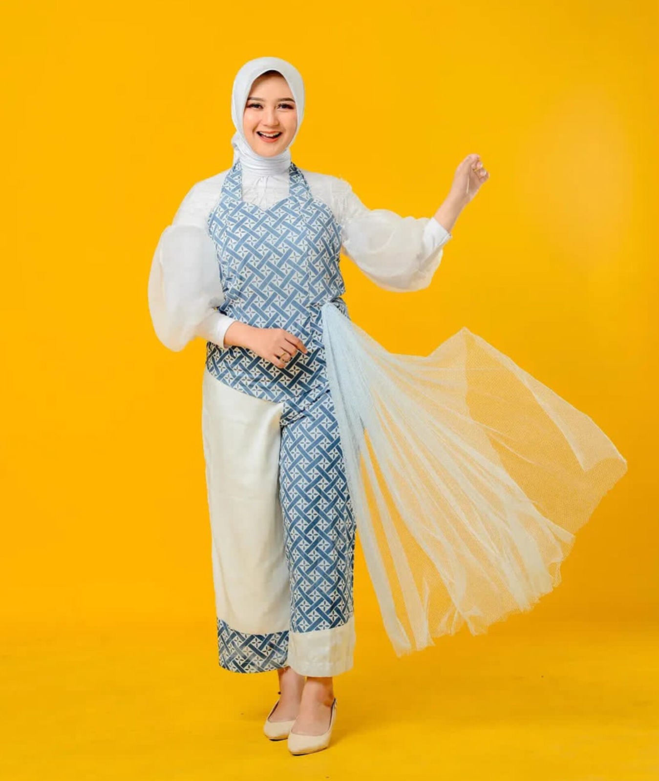 INNER-OUTER: Salah satu konsep tren fashion momen Lebaran tahun ini. FOTO: RIDO SASONGKO UNTUK JAWA POS RADAR MADIUN