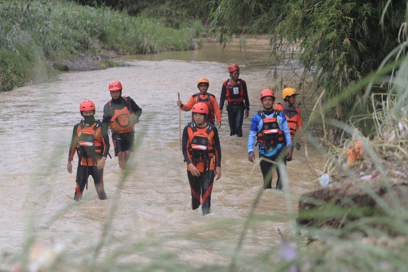 SUSURI SUNGAI: Petugas gabungan terus berupaya mencari Aditya Yoga Pratama, pemancing yang hanyut di Sungai Gonggang, sejak Sabtu 15 Maret 2025.