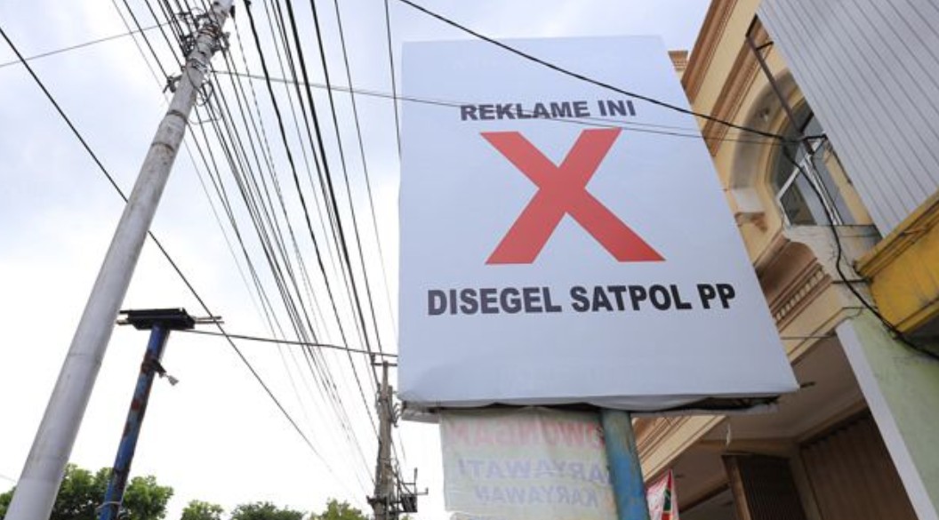 Ilustrasi penyegelan reklame.