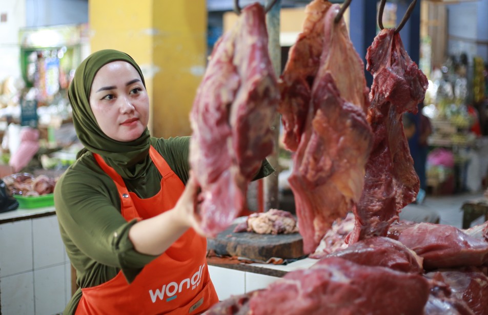 Aktivitas pedagang daging sapi di Pasar Besar Madiun.