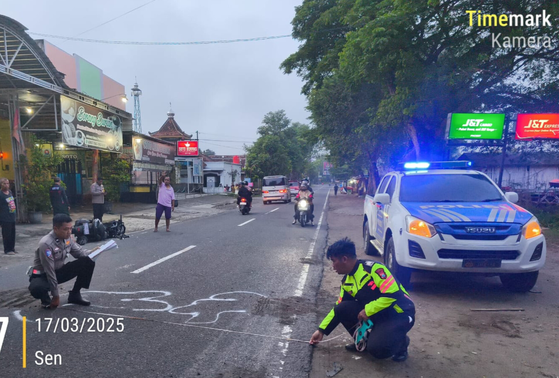 Unit Gakkum Satlantas Polres Ponorogo melakukan olah TKP di lokasi tabrakan motor pada Senin, 17 Maret 2025.