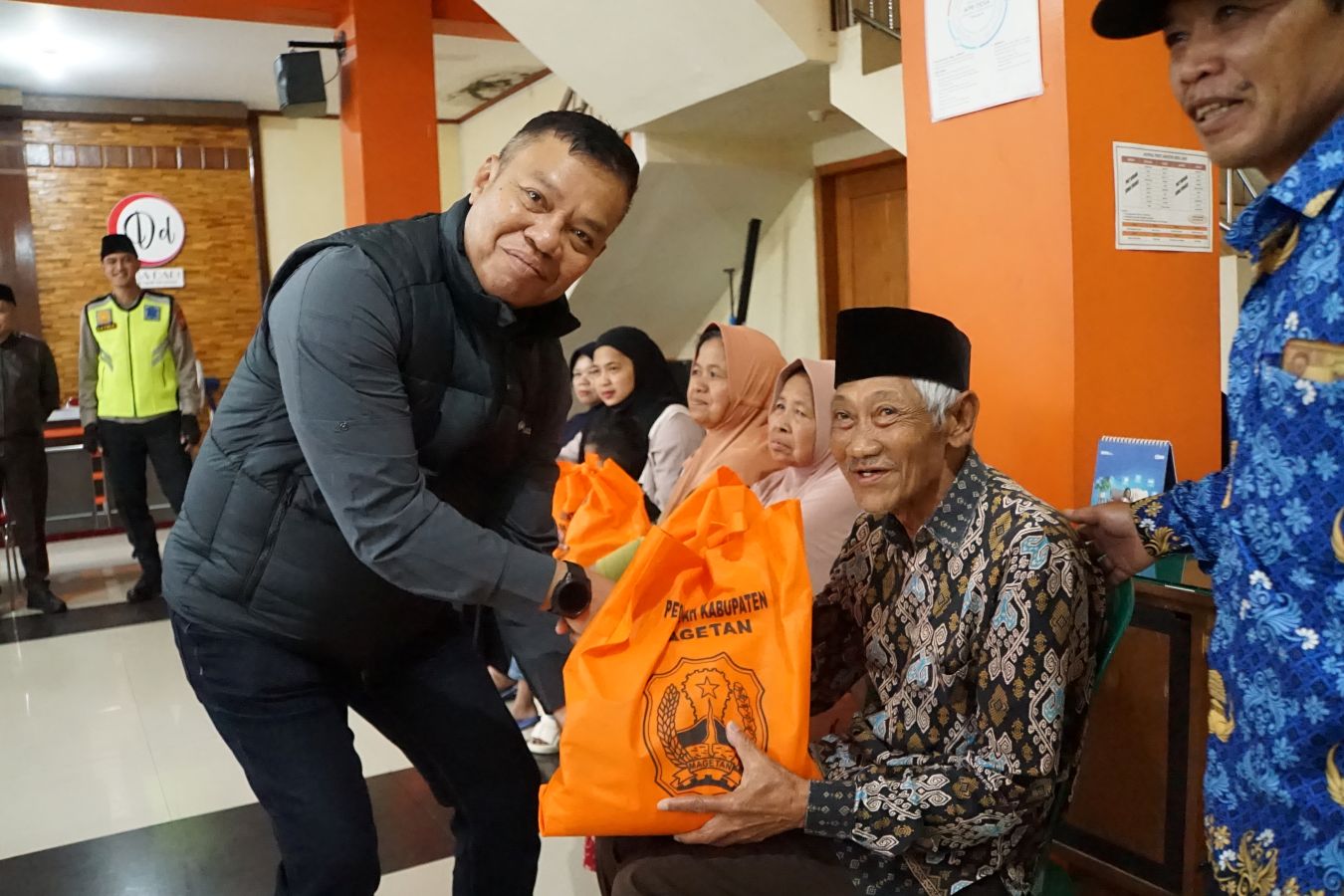 BERBAGI: Pj Bupati Magetan Nizhamul membagikan paket bantuan kepada warga Plaosan, Senin 17 Maret 2025.