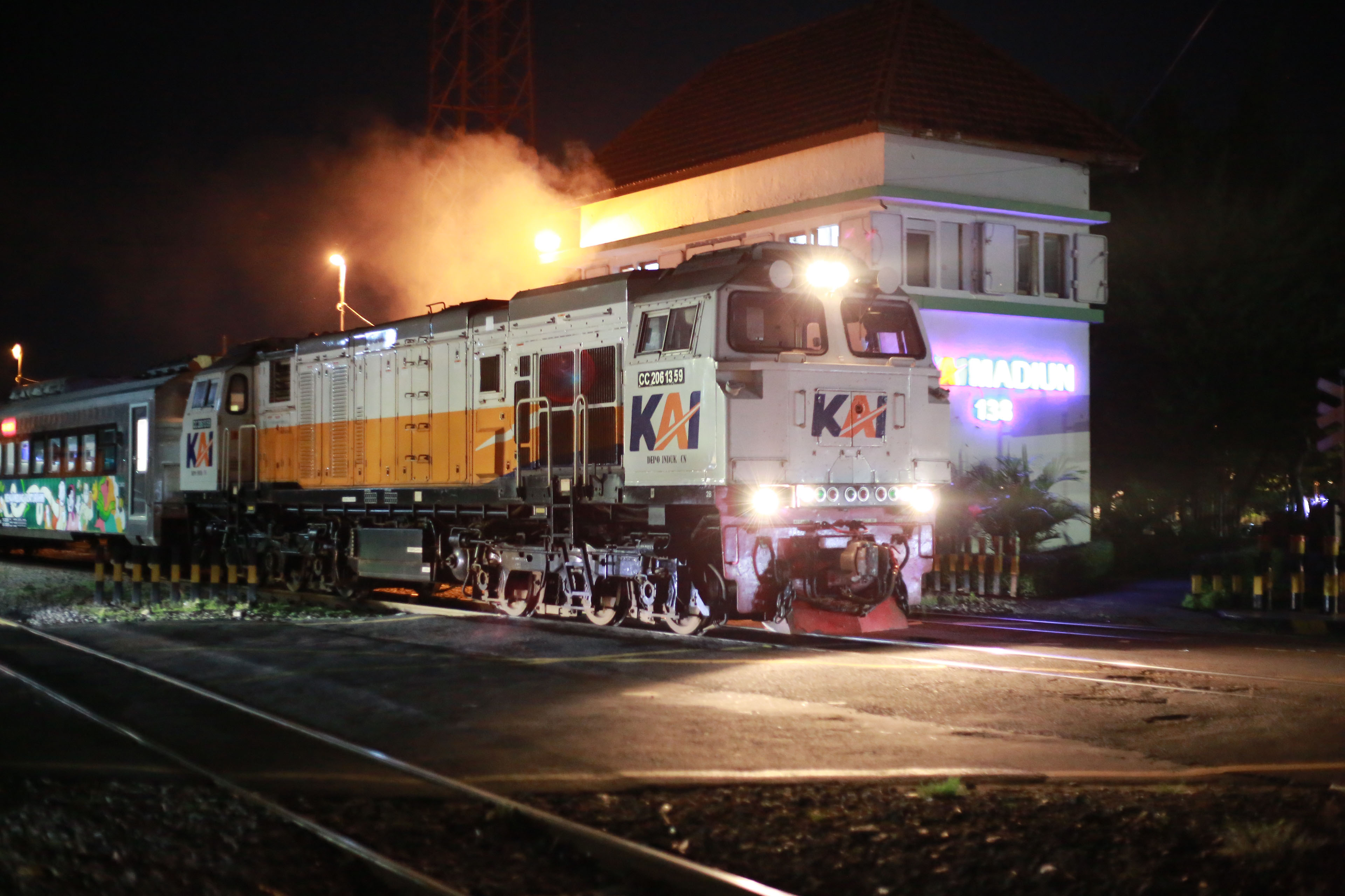 Ilustrasi perjalanan kereta api di malam hari.