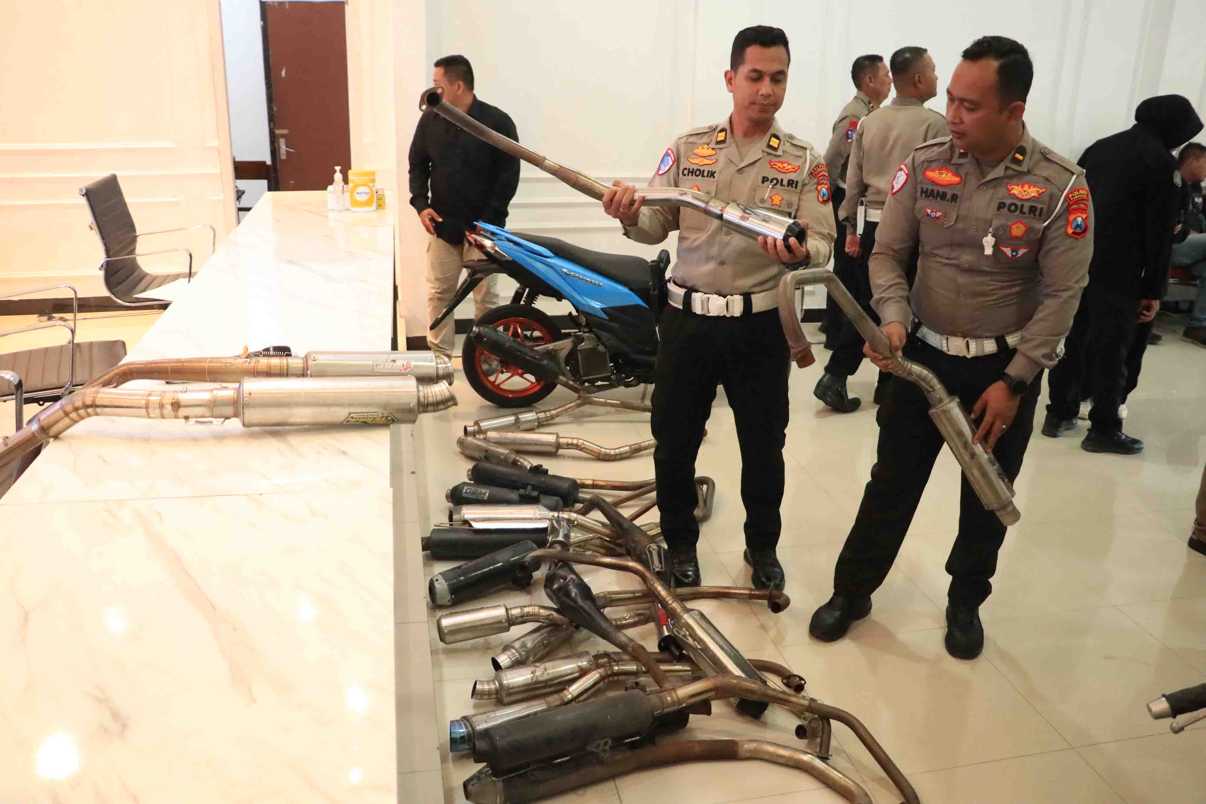HARUS DICOPOT : Satlantas Polres Ponorogo mengamankan 24 kendaraan yang menggunakan knalpot brong saat menggelar operasi penertiban pada malam hari.