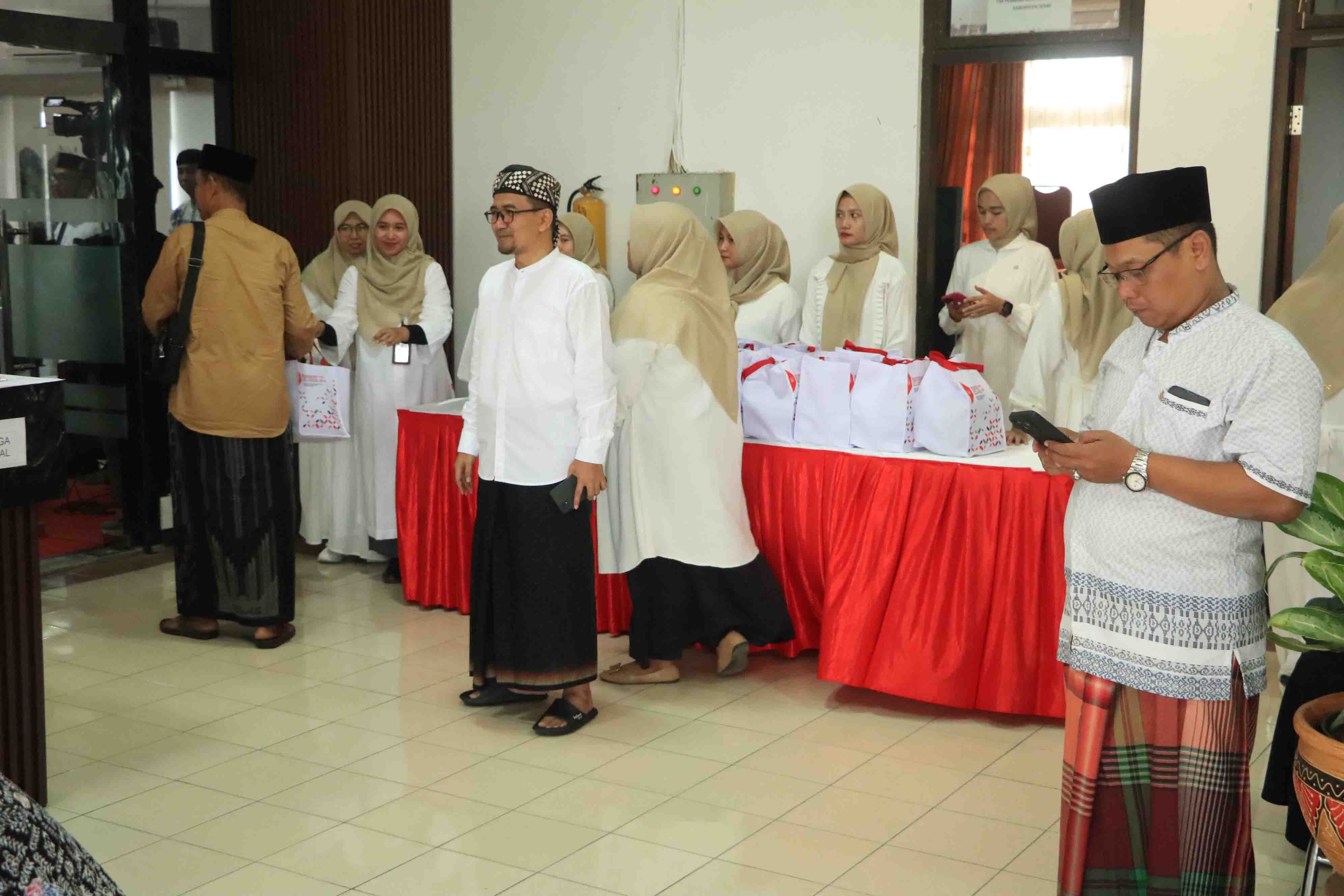 RELIGIUS: ASN lingkup Pemkab Ponorogo mengenakan pakaian muslim saat memberikan pelayanan. Abdi negara laki-laki terlihat sarungan saat kerja.&nbsp;