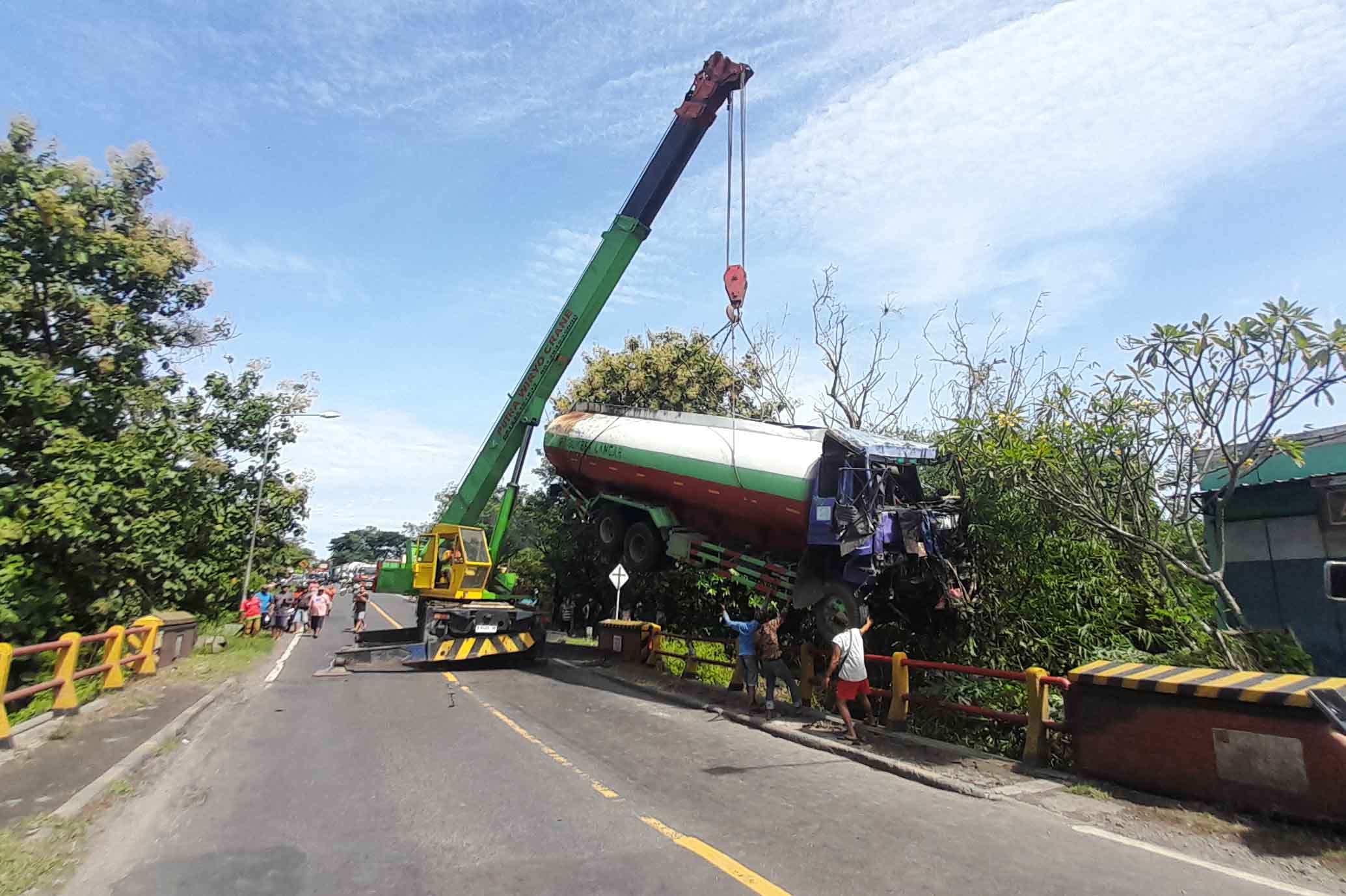 DRAMATIS: Suasana evakuasi truk tangki yang mengalami kecelakaan tunggal di Desa Gendingan, Widodaren, Ngawi, Selasa 18 Maret 2025.