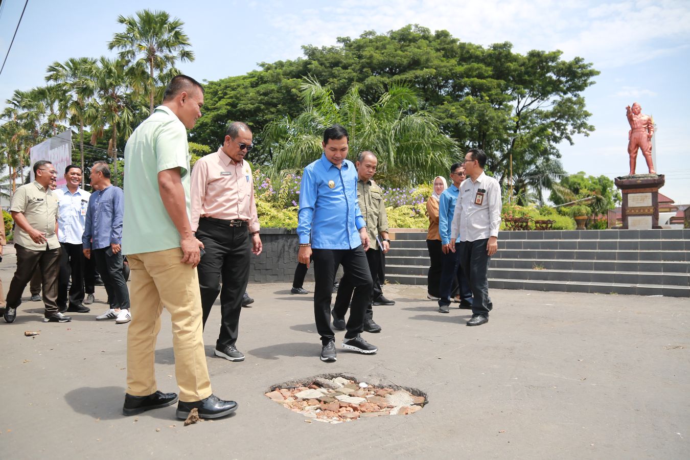 BOLONG: Lubang jalan yang berada di kawasan parkir Alun-Alun Kota Madiun tak luput dari catatan pemkot.