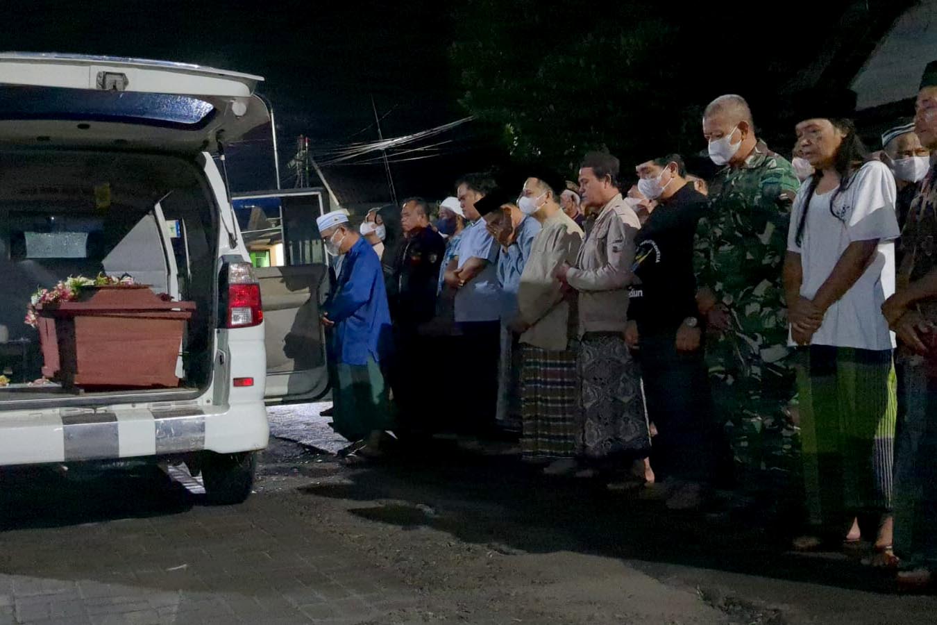 DIMAKAMKAN: Warga melaksanakan salat jenazah Wahyudiono d idepan musala kediamannya di Desa Dagangan, Selasa 18 Maret 2025.
