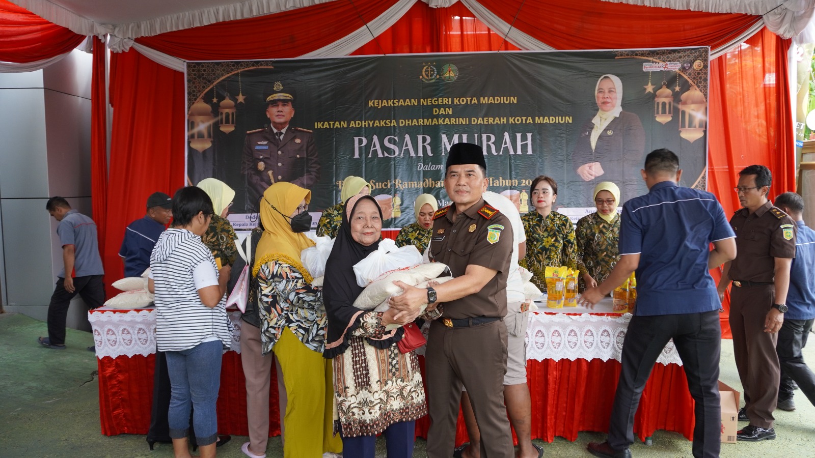 Kajari Kota Madiun dalam seremoni pembukaan pasar murah yang digelar oleh pihaknya pada Rabu, 19 Maret 2025. FOTO: KEJARI KOTA MADIUN