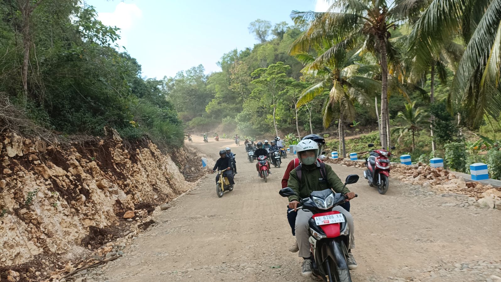 Kondisi ruas jalan menuju Pantai Srau, Pacitan.