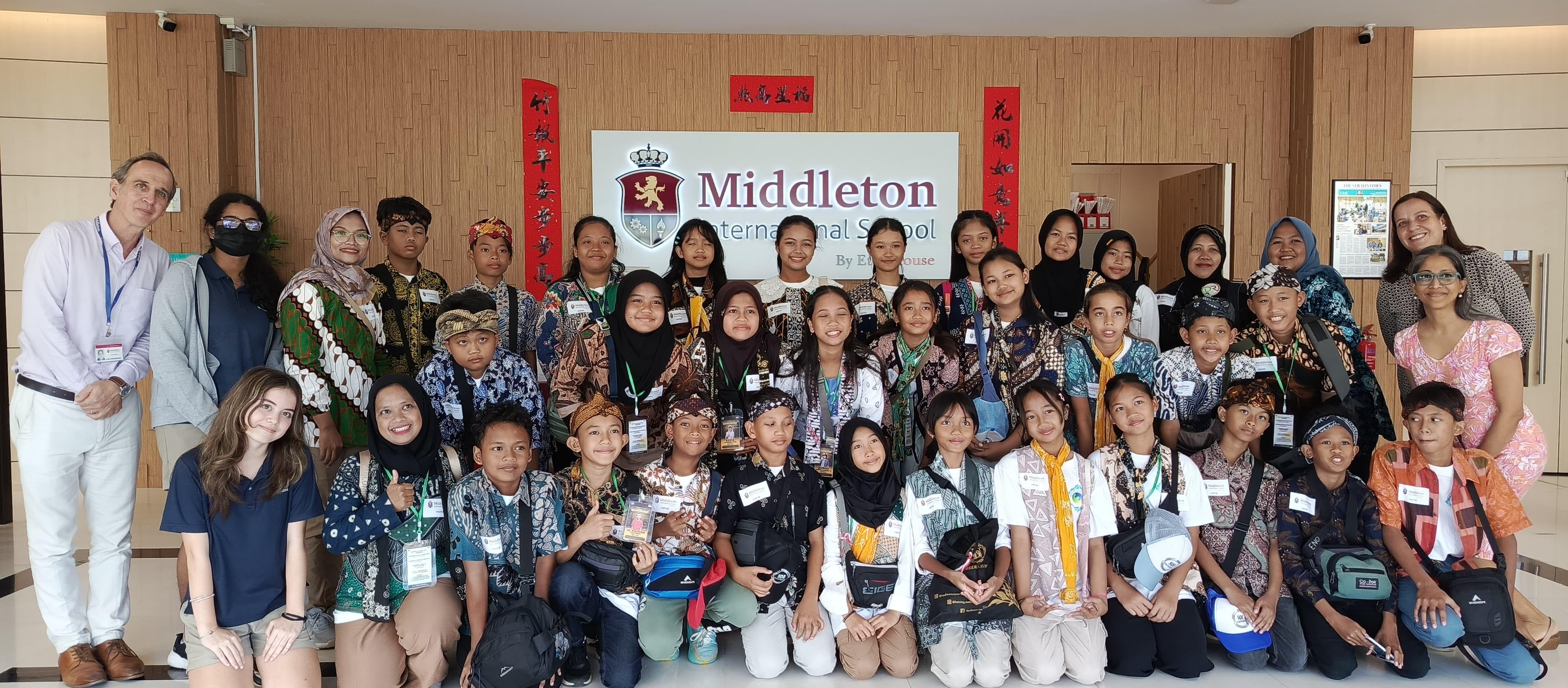 TUKAR ILMU: Siswa dan sejumlah guru Sekolah Alam Pacitan saat mengunjungi Middleton International School Singapura.