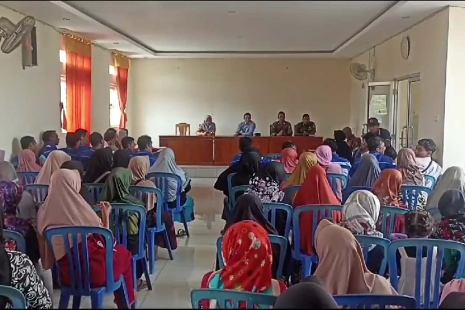 BERGEJOLAK : Warga Desa Sambirejo, Kecamatan Ngrambe, Ngawi, menyoal penyaluran BPNT. Mereka menduga ada penggelapan dana oleh&nbsp;agen penyalur bantuan tersebut.