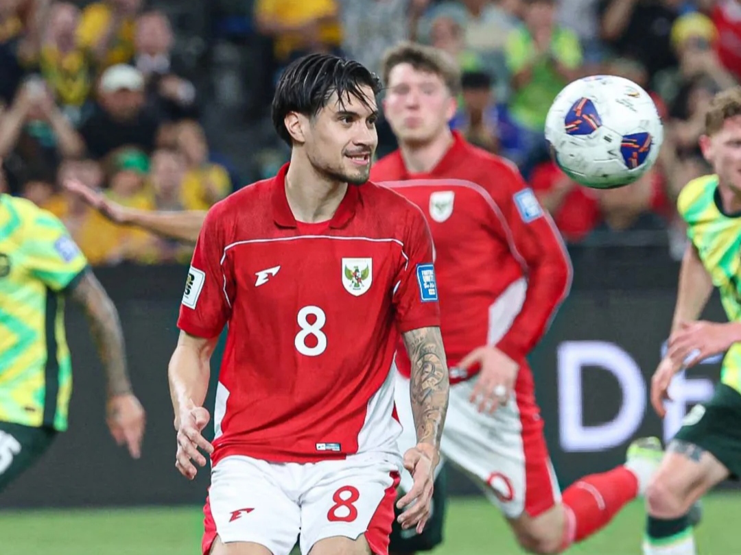 Pemain Timnas Indonesia Kevin Diks gagal mengeksekusi penalti ke gawang Australia, Kamis 20 Maret 2025.