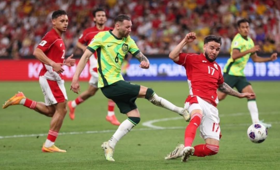 Duel para pemain Timnas Indonesia kontra Australia, dalam lanjutan Kualifikasi Piala Dunia 2026.