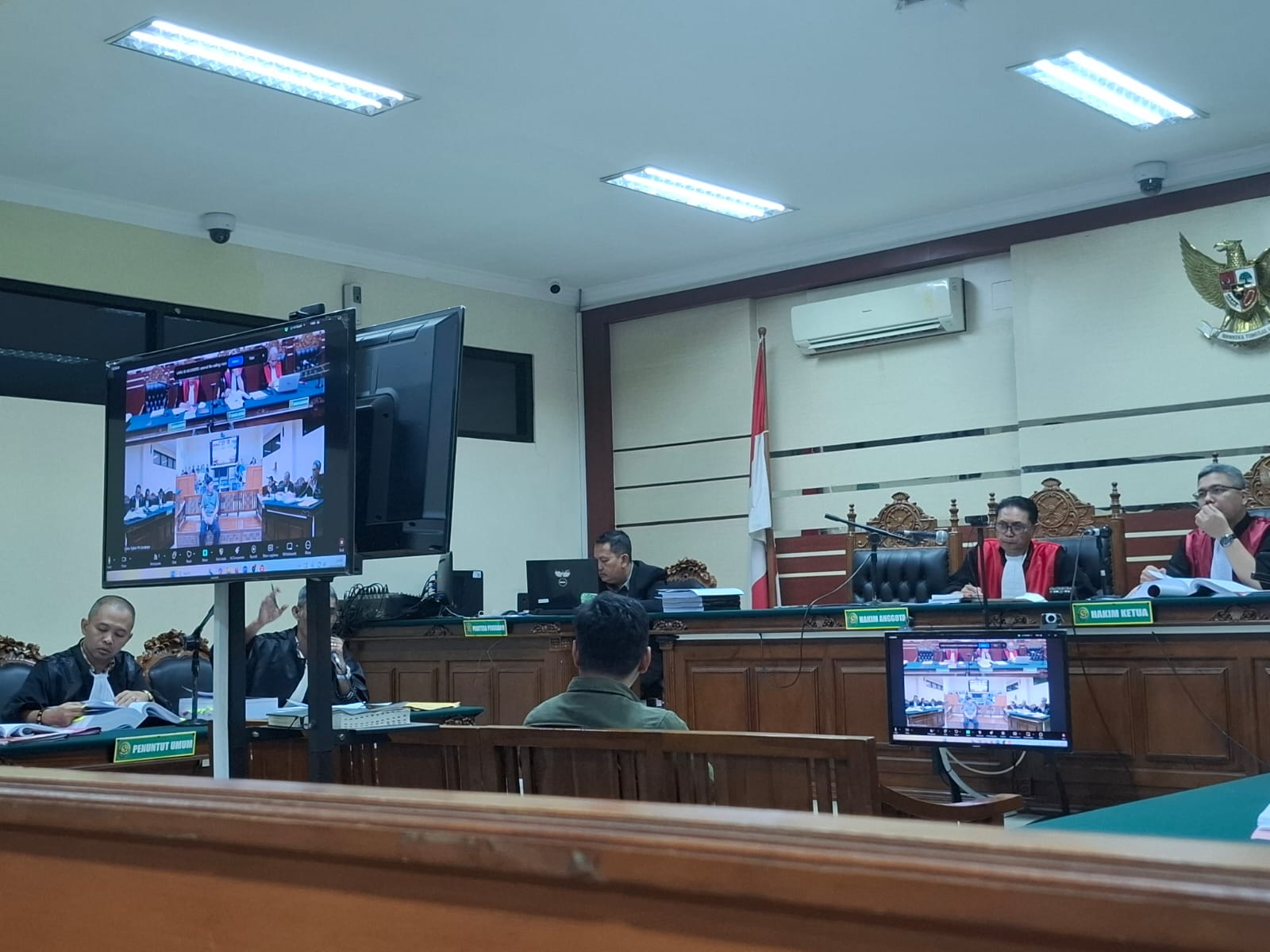 DUGAAN KORUPSI: Salah seorang saksi dimintai keterangan dalam sidang dugaan tipikor PSU Perumahan Puri Asri Lestari di Pengadilan Tipikor Surabaya, Rabu 19 Maret 2025.