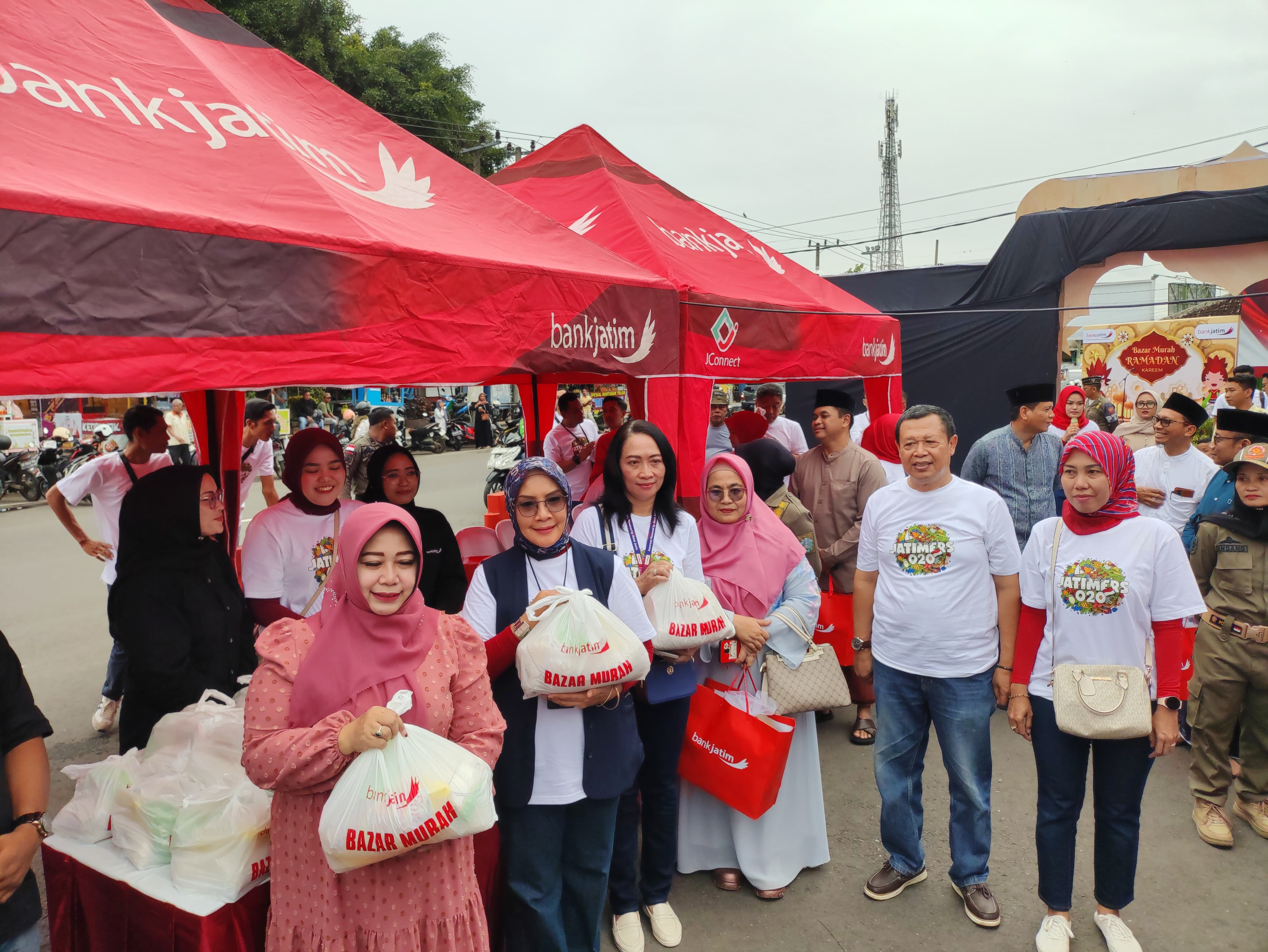 Bank Jatim Cabang Ponorogo menggelar Bazar Murah Ramadan Kareem. Wabup Ponorogo Lisdyarita beri apresiasi atas digelarnya bazar tersebut.