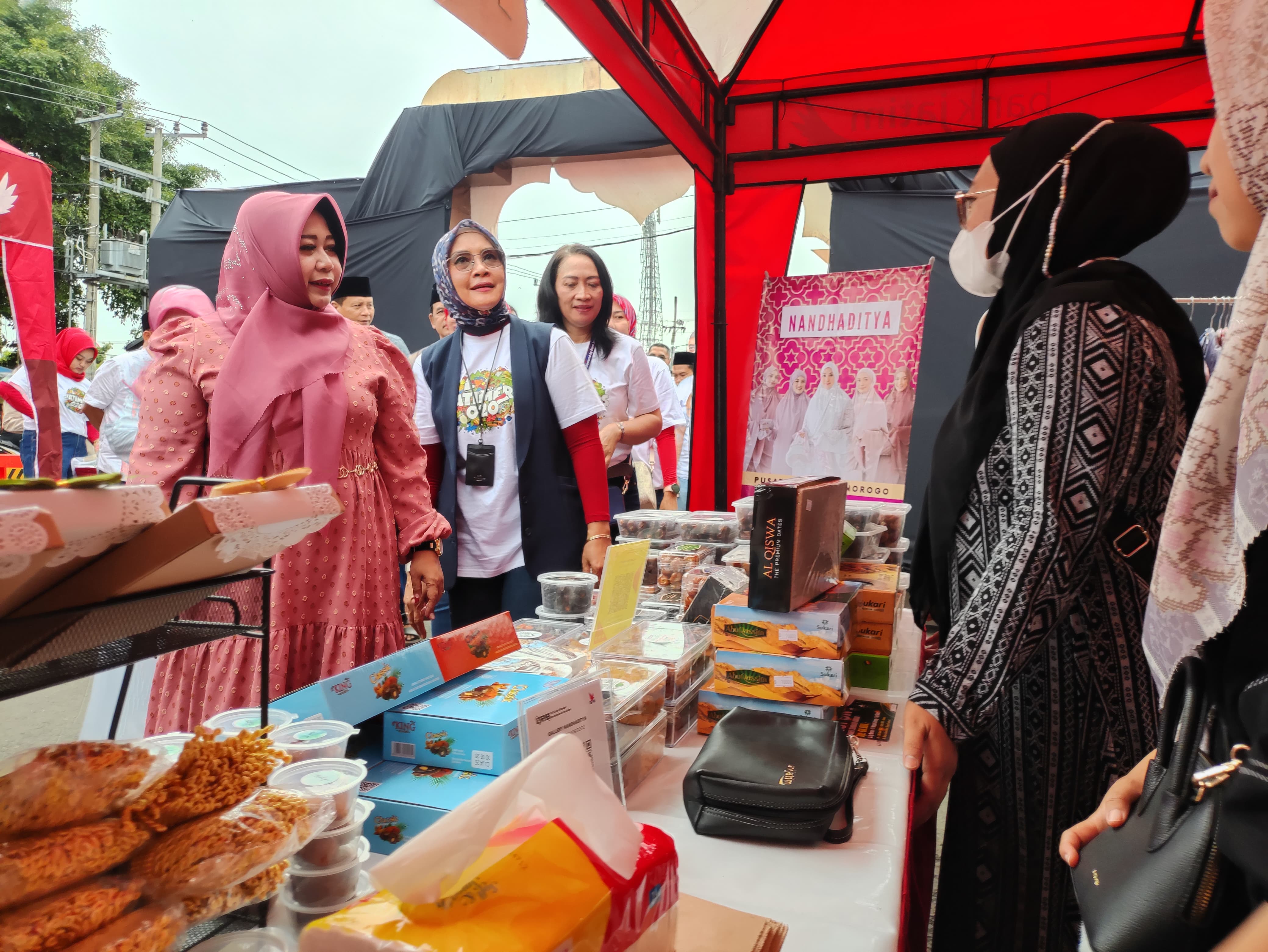 Bank Jatim Cabang Ponorogo menggelar Bazar Murah Ramadan Kareem. Wabup Ponorogo Lisdyarita beri apresiasi atas digelarnya bazar tersebut.