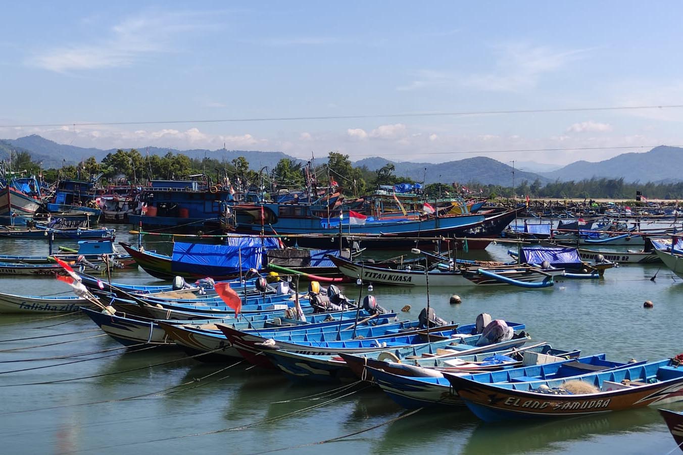 CARI SELAMAT: Kapal-kapal nelayan mulai dari yang berukuran kecil hingga besar memilih bersandar di Pelabuhan Tamperan Pacitan lantaran cuaca tidak bersahabat.