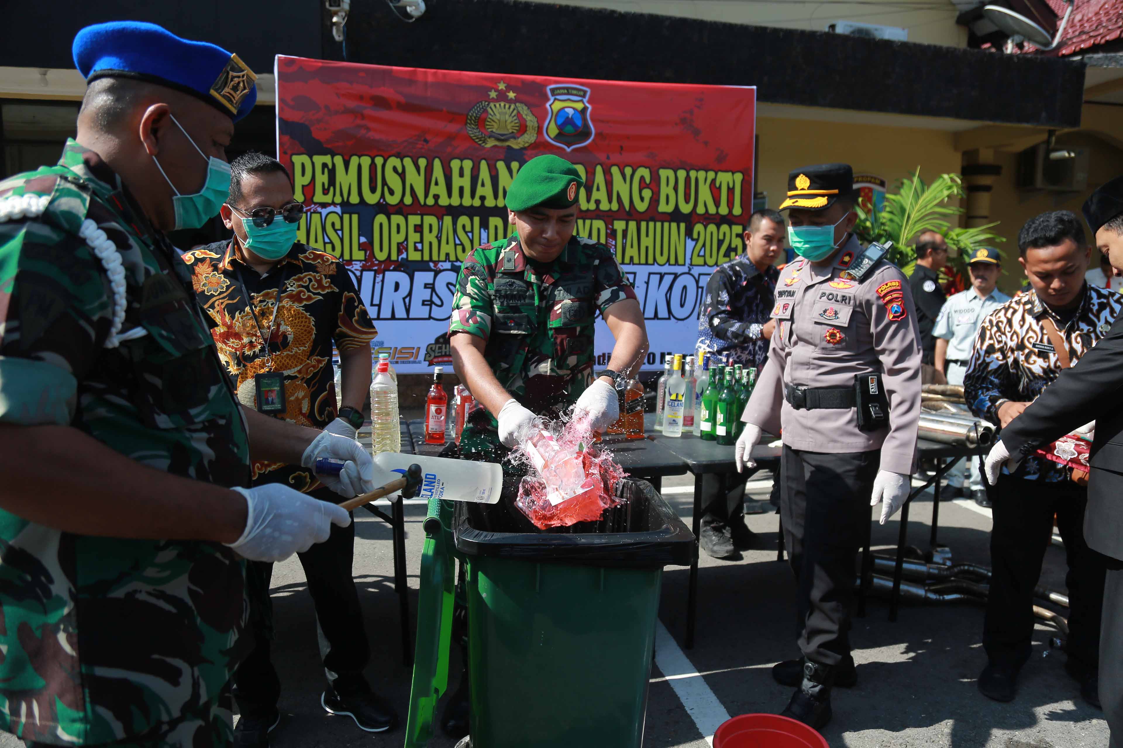 HASIL CIPKON: Puluhan botol minuman beralkohol dan 1.242 liter miras jenis Arjo dimusnahkan mendekati Lebaran, Kamis 20&nbsp;Maret 2025.