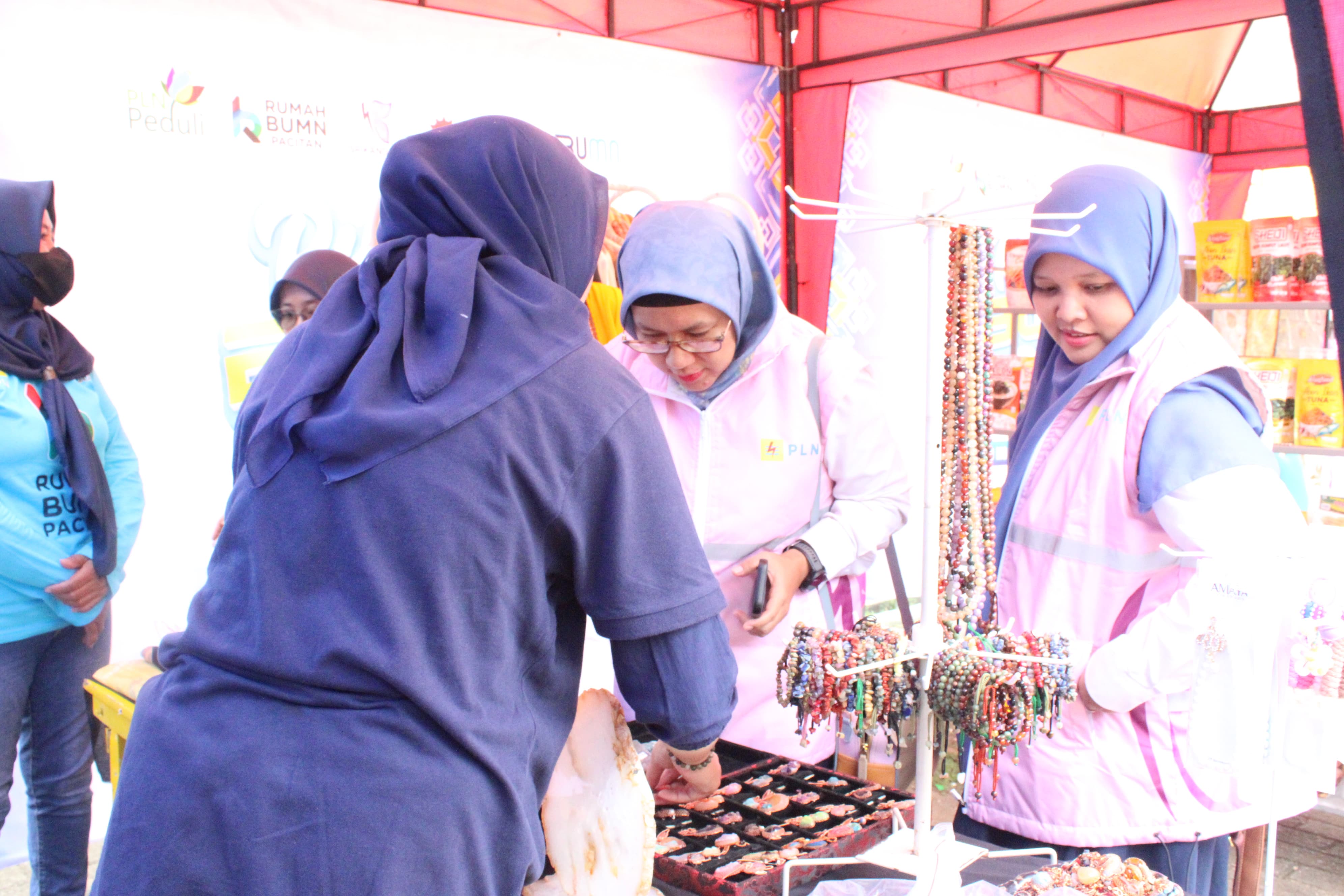 Srikandi PLN mengunjungi lapak UMKM di Bazar UMKM Ramadan Pacitan.