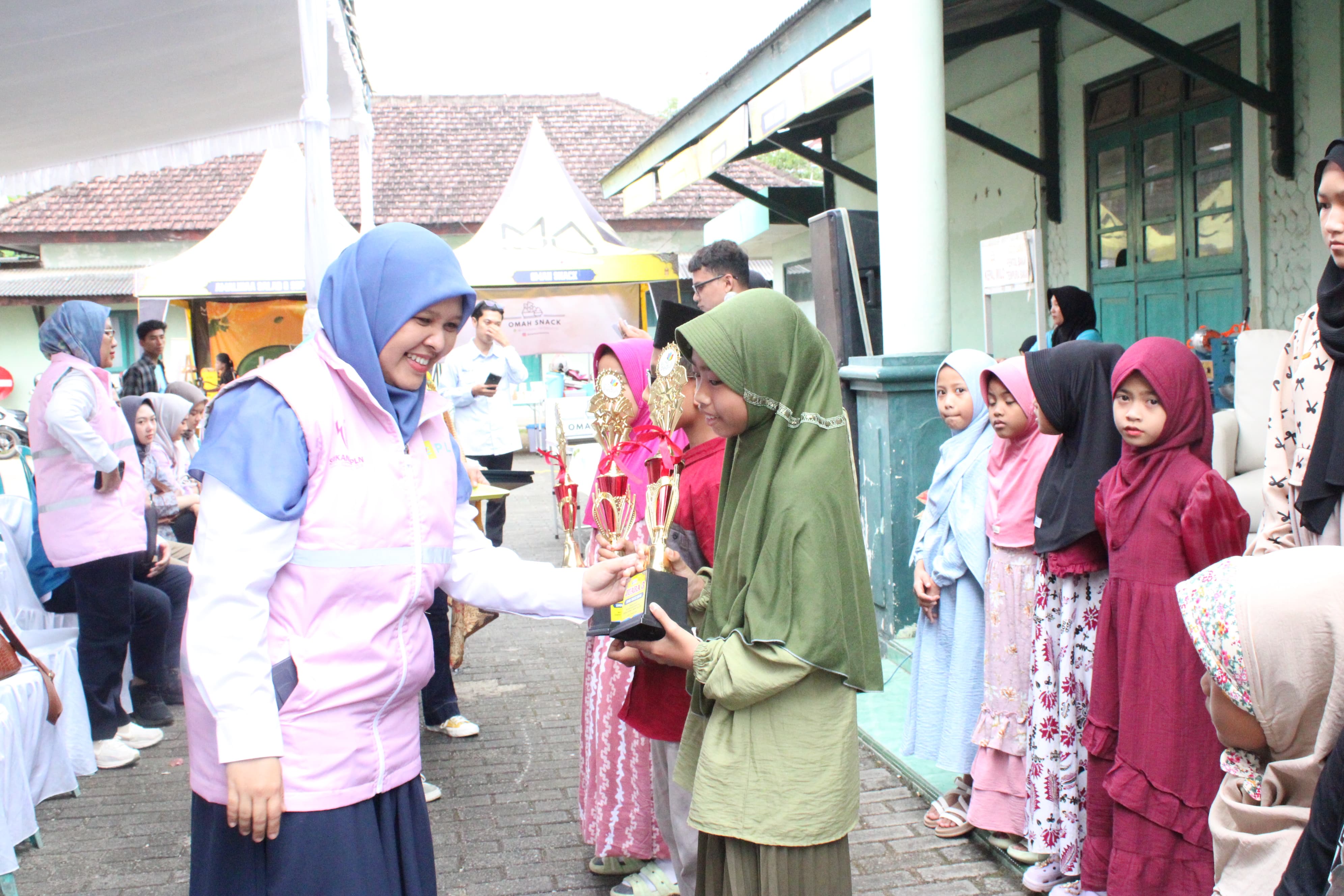 Ketua Srikandi PLN UID Jatim menyerahkan piala ke peserta lomba.