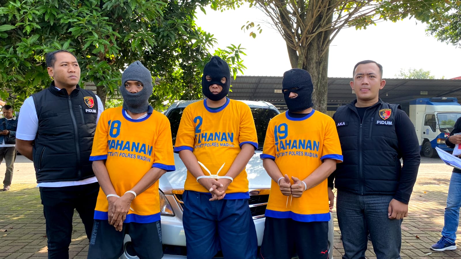 DITANGKAP: Tiga pelaku pencurian mobil di depan Puskesmas Balerejo, ditangkap Polres Madiun.