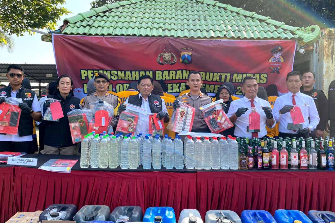 BARANG BUKTI: Polres Madiun melakukan pemusnahan barang bukti hasil razia selama Ops Semeru, Kamis 20 Maret 2025.