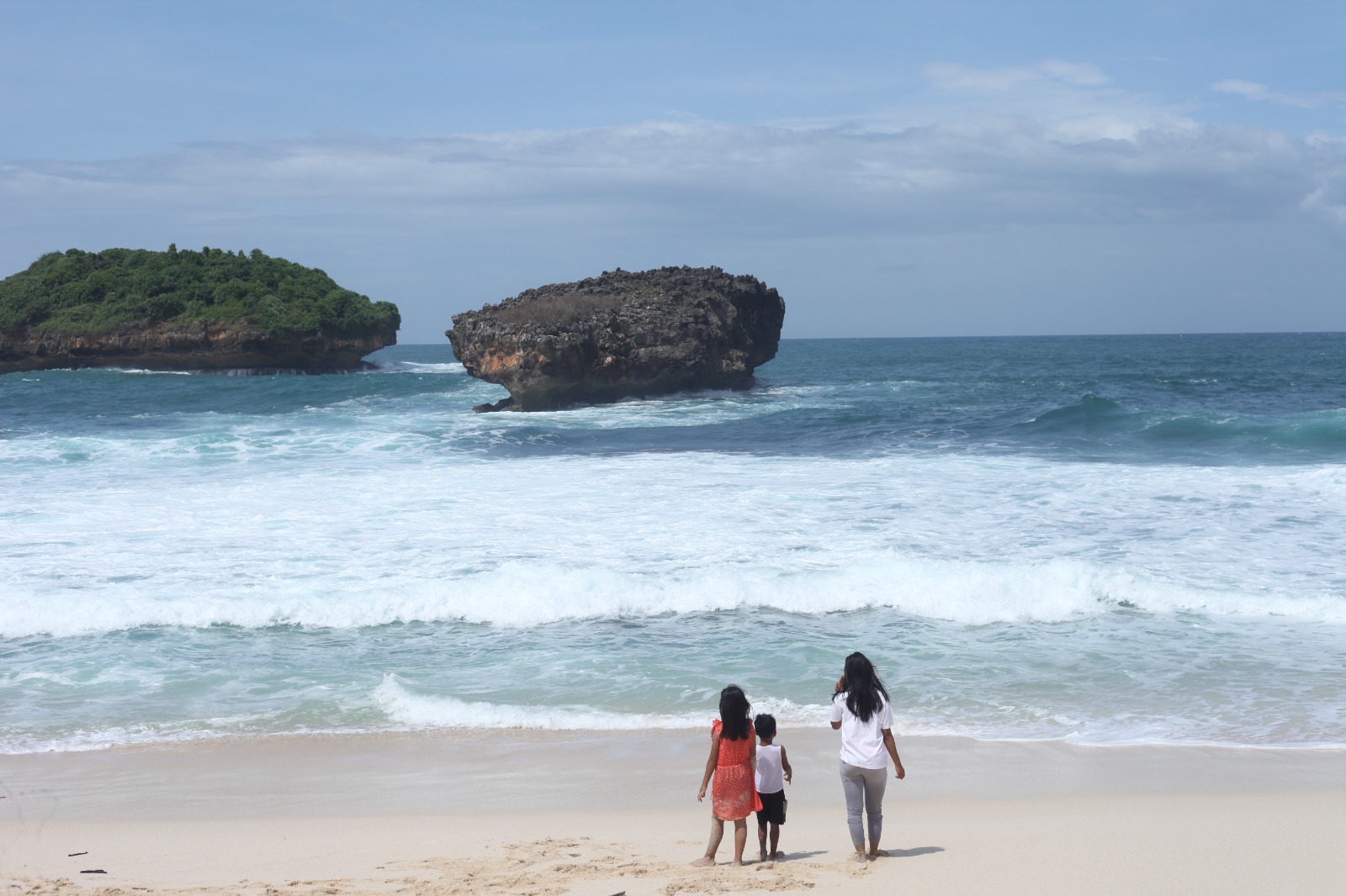 MENENANGKAN: Pantai Srau mendapat julukan permata putih dari Pacitan. Pantai ini juga menjadi salah satu spot untuk memantau hilal. FOTO: NUR CAHYONO/RADAR PACITAN