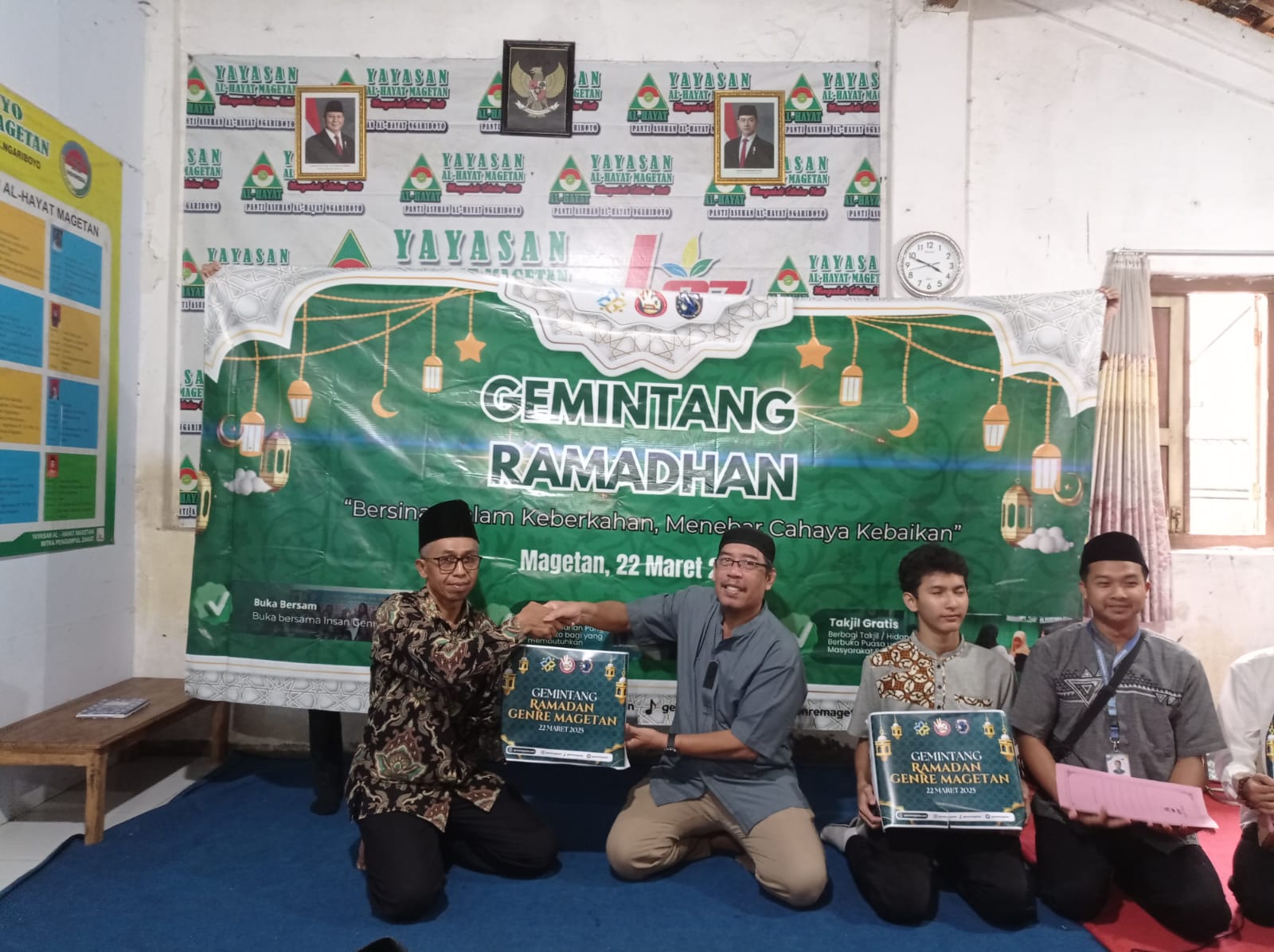 GEMINTANG: Kabid Ketahanan Kesejahteraan Keluarga Dinas PPKBPP dan PA Magetan Achmad Salim (dua dari kiri) menyerahkan secara simbolis bantuan paket sembako.