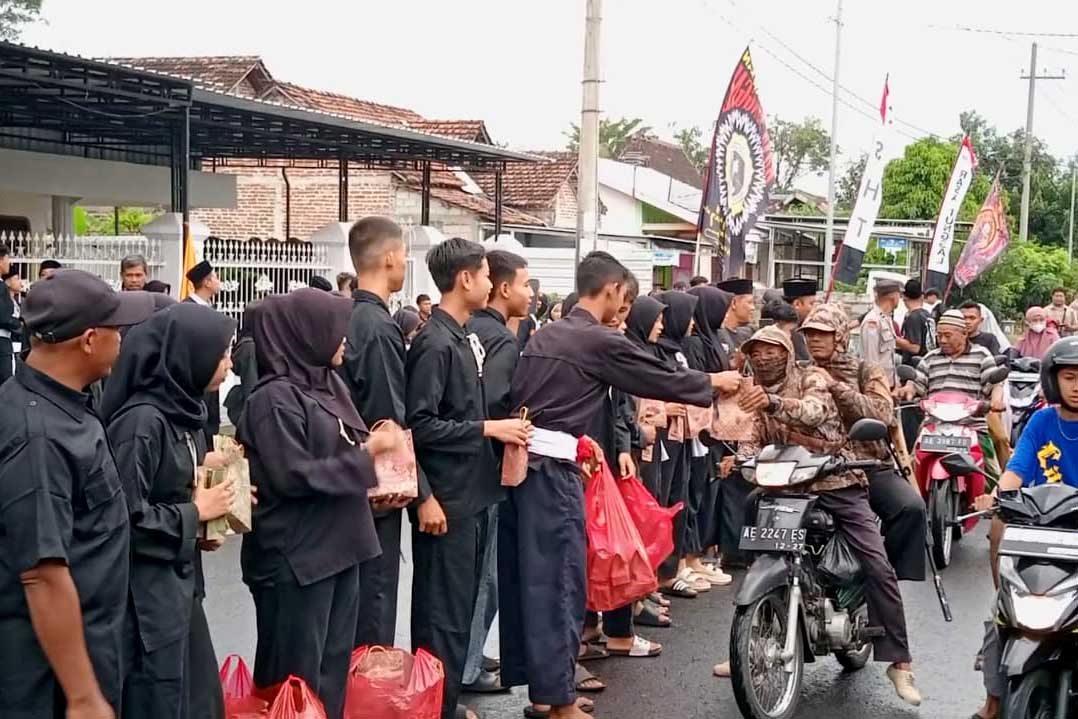 SOLIDARITAS: Para pendekar dari lima perguruan pencak silat berbagi takjil dengan masyarakat Desa Sidorejo, Kecamatan Kebonsari.