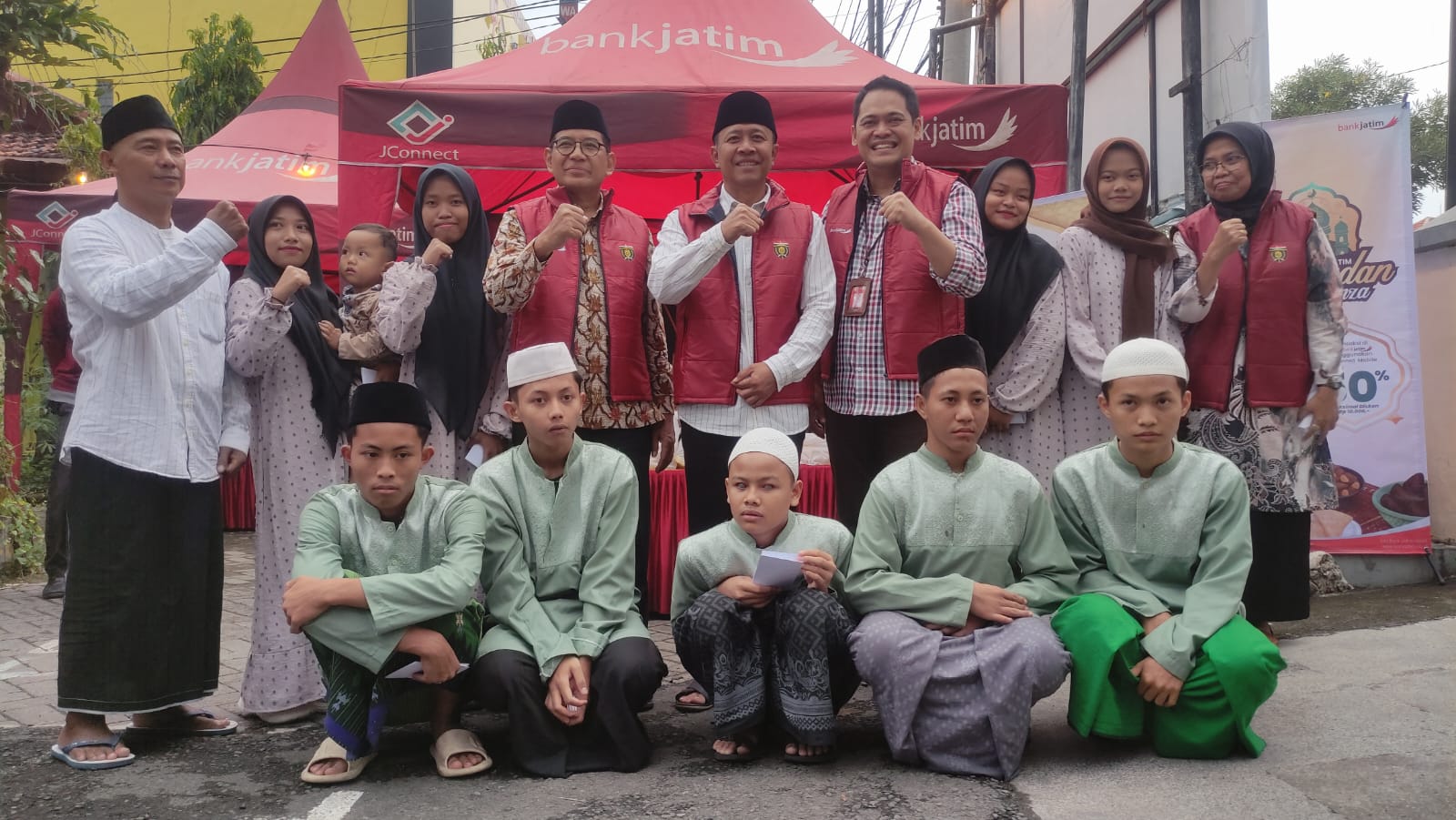 BERKAH RAMADAN: Wabup Ngawi Dwi Rianto Jatmiko dan Sekda Ngawi Moh Sodik Triwidianto, Pemimpin Bank Jatim Cabang Ngawi Krish&nbsp;Taufan&nbsp;AF, bersama pengurus dan anak-anak panti asuhan Al Munawaroh.