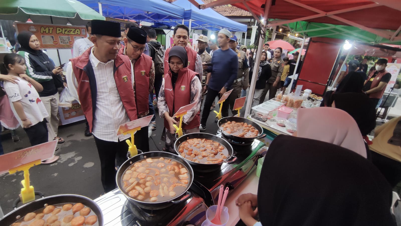 KELILING STAN: Wabup Ngawi Dwi Rianto Jatmiko berkeliling stan bazar Senja Ramadan.