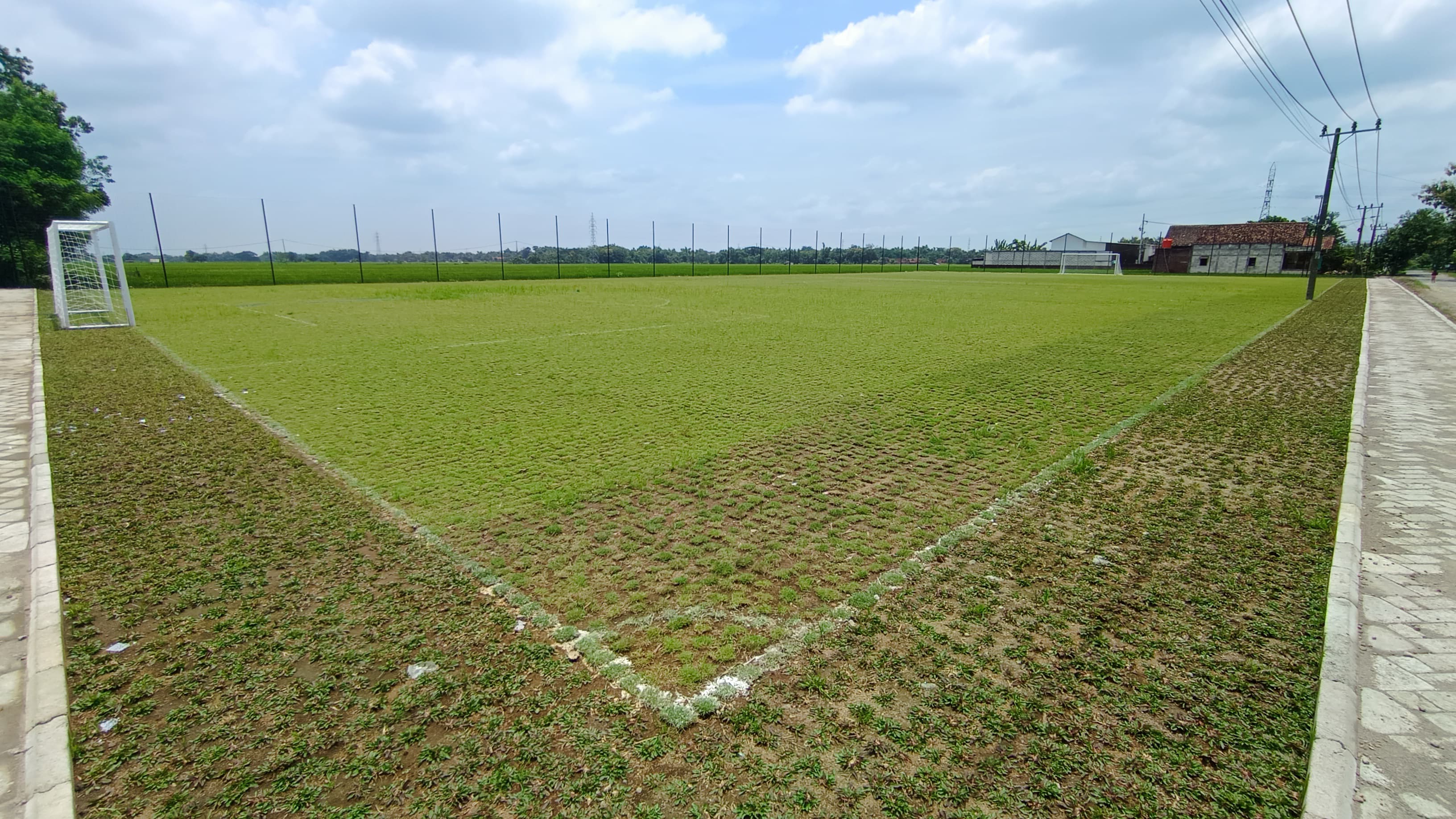 Lapangan Desa Klumutan, Kabupaten Madiun.
