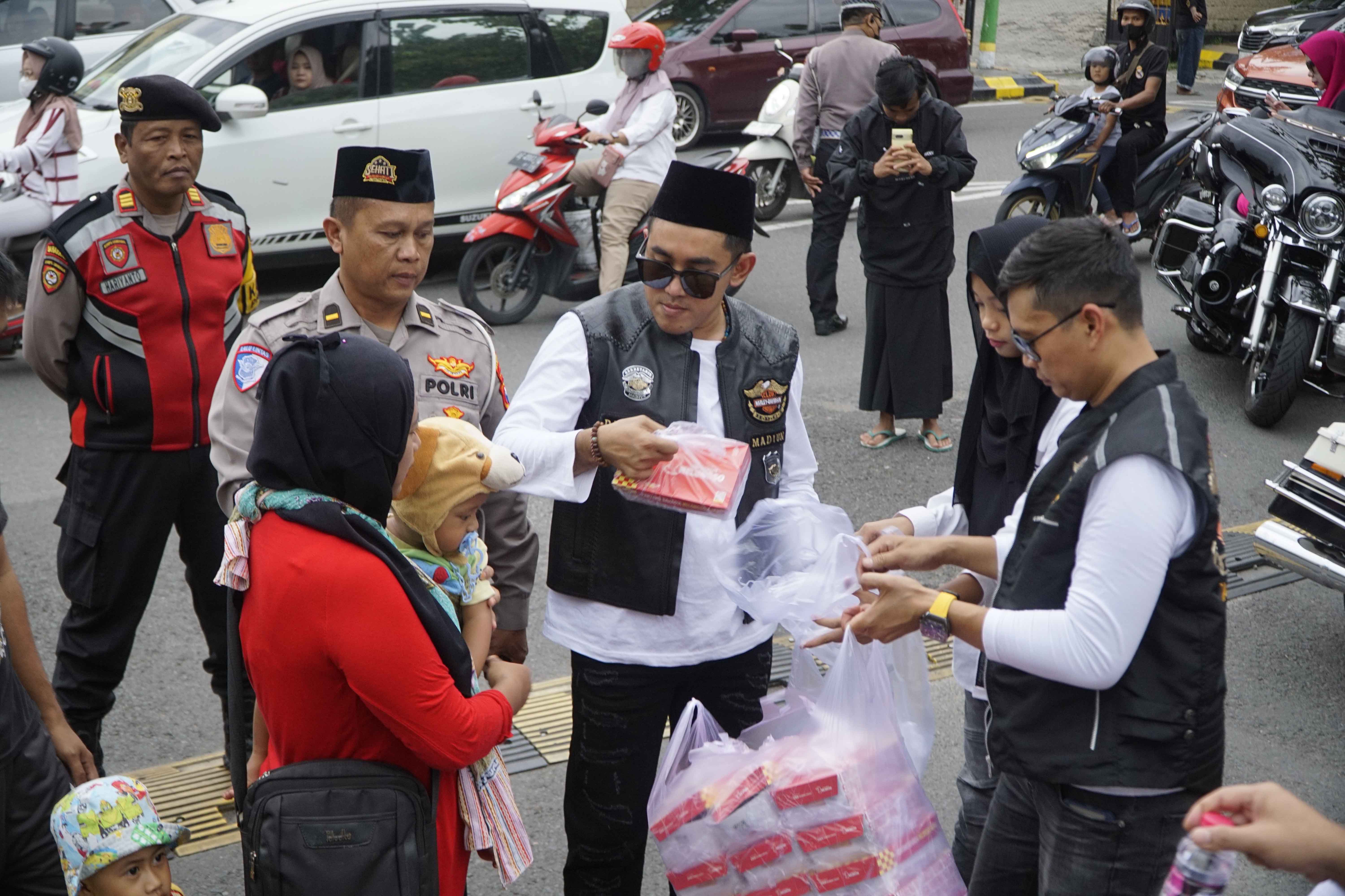 SOSIAL: Para anggota Komunitas HDCI Madiun bersama dengan Satlantas Polres Madiun Kota membagikan seribuan takjil kepada warga yang berkunjung di PSC, Minggu 23 Maret 2025.