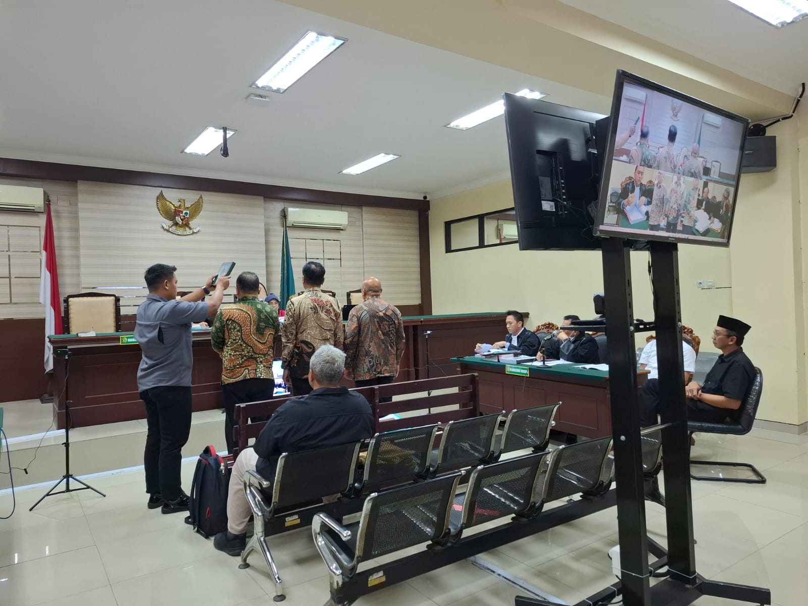 DISUMPAH: Tiga dari empat saksi dihadirkan oleh Kejari Kota Madiun dalam sidang dugaan korupsi PSU di Pengadilan Tipikor Surabaya, Senin 24 Maret 2025.
