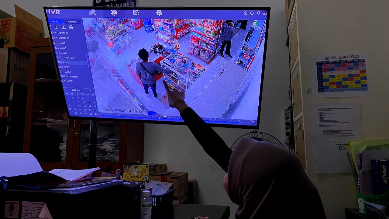 TERTANGKAP CCTV: Sita Safitri, korban pencurian ponsel di Garon Mart, Desa Garon, Balerejo menunjukkan rekaman CCTV saat pelaku beraksi, Senin 24 Maret 2025.