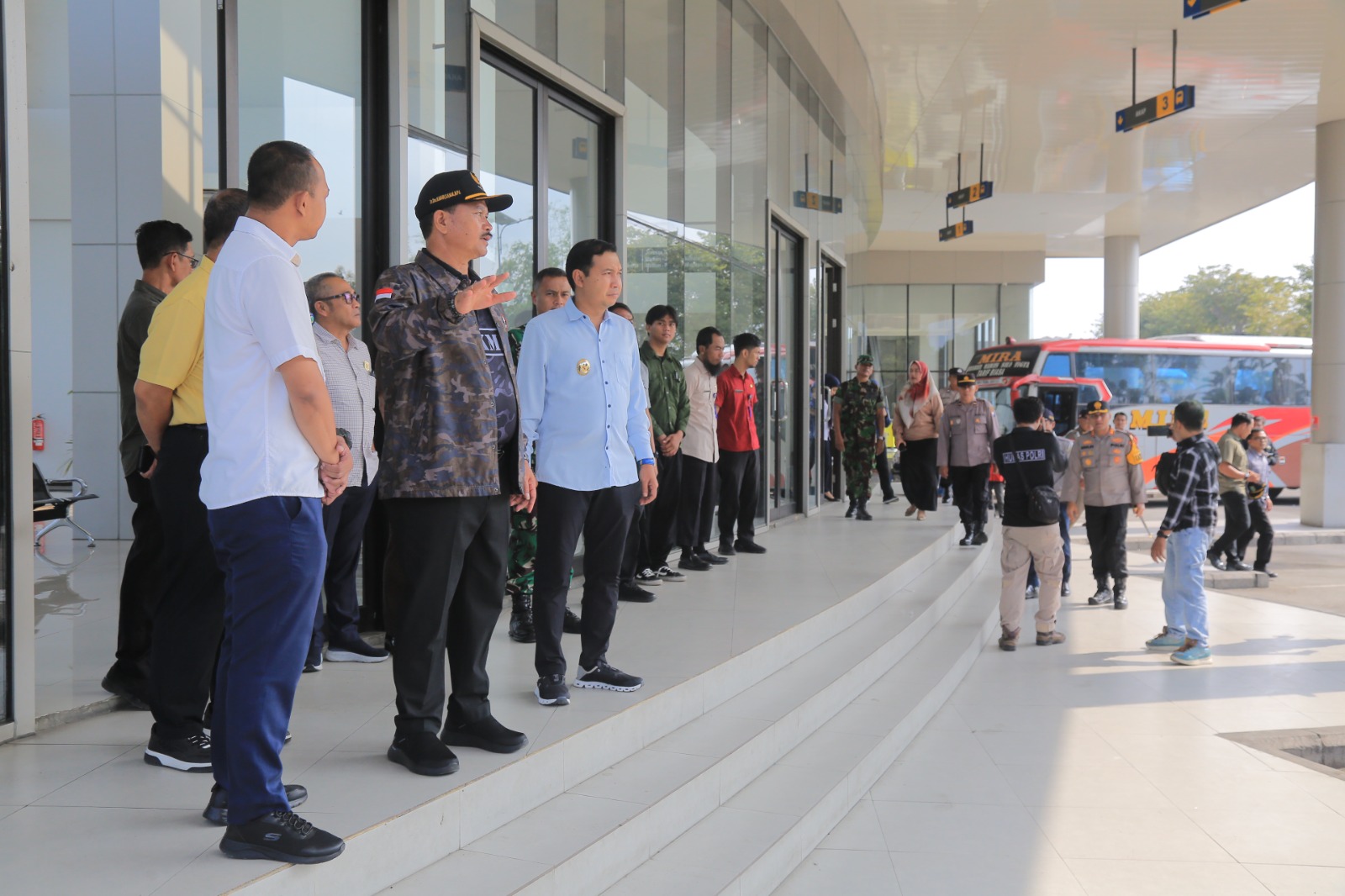 Wali Kota Madiun Maidi meninjau kesiapan Temrinal Purboyo dalam menghadapi gelombang arus mudik Lebaran. FOTO: BAGAS BIMANTARA/RADAR MADIUN