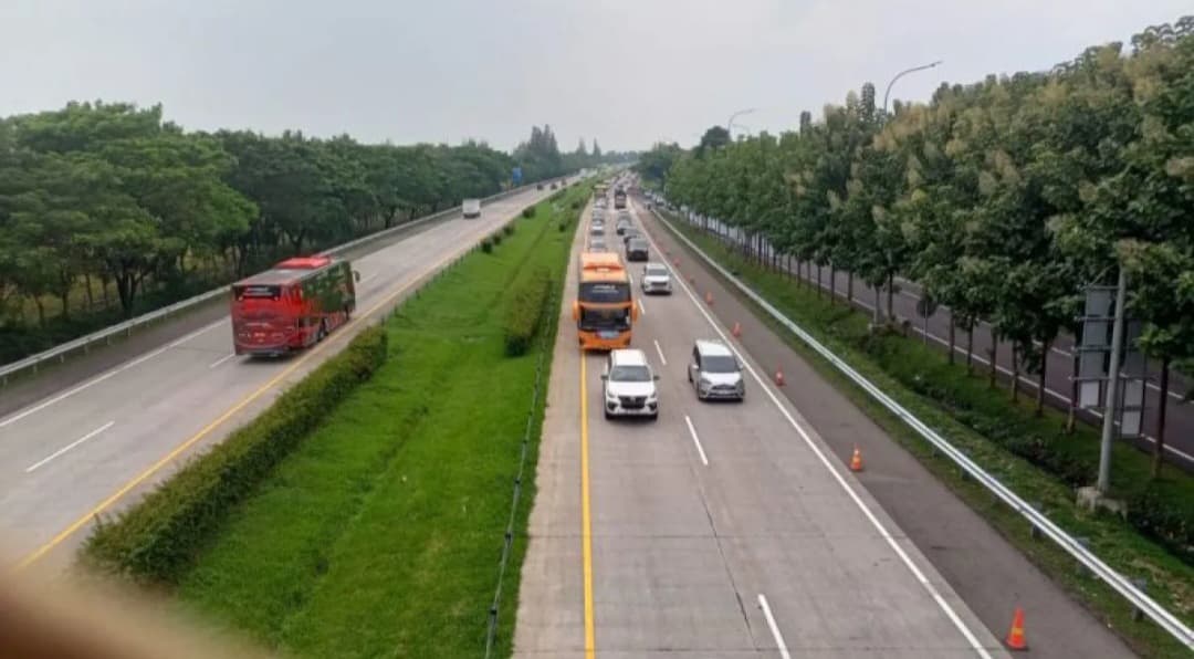 Kondisi ruas Jalan Tol Cipali arah Cirebon, Jawa Barat, Rabu H-5 Lebaran.